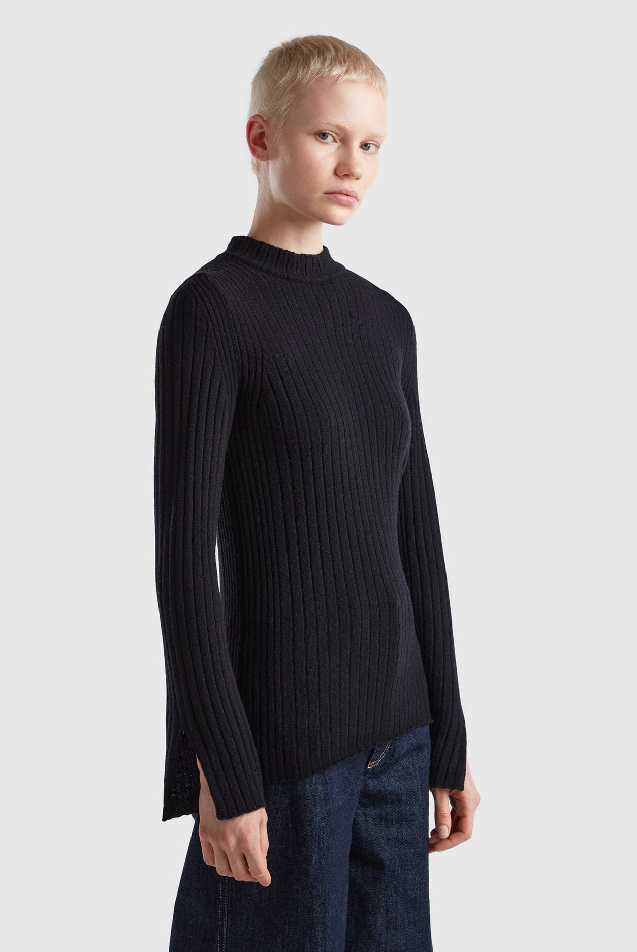 يونايتد كولورز اوف بينيتون سويتر بياقة عالية مع فتحات