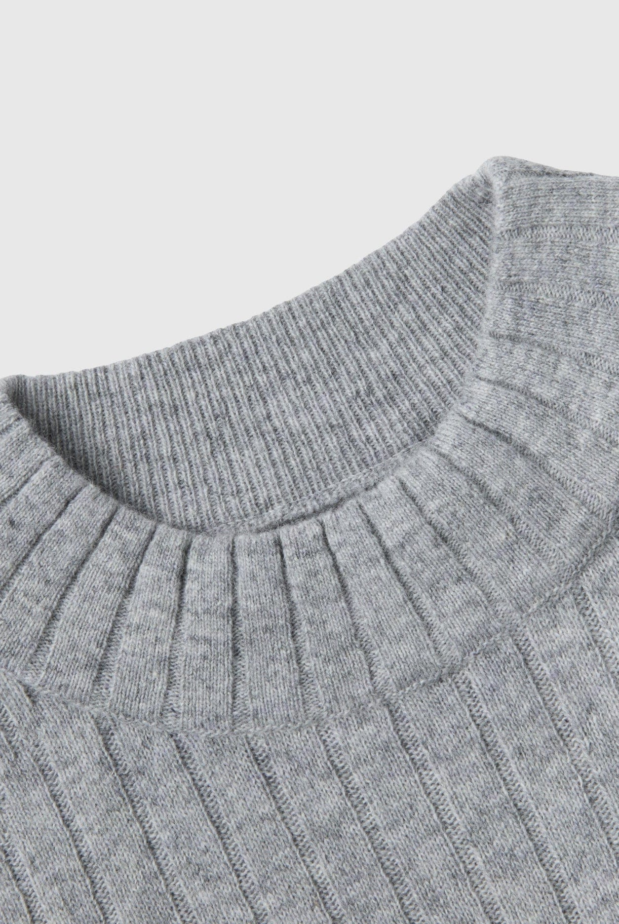 يونايتد كولورز اوف بينيتون سويتر بياقة عالية مع فتحات