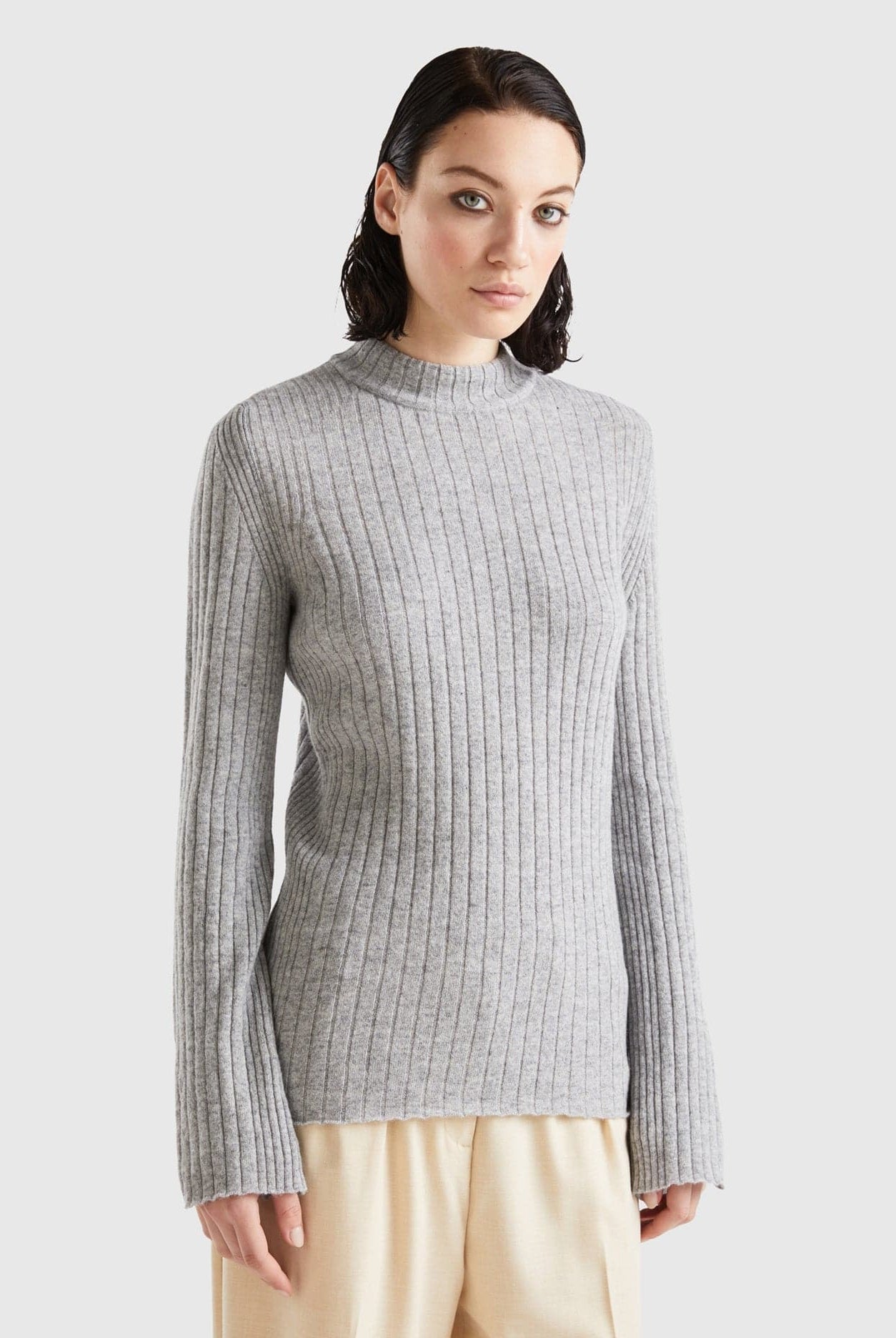 يونايتد كولورز اوف بينيتون سويتر بياقة عالية مع فتحات