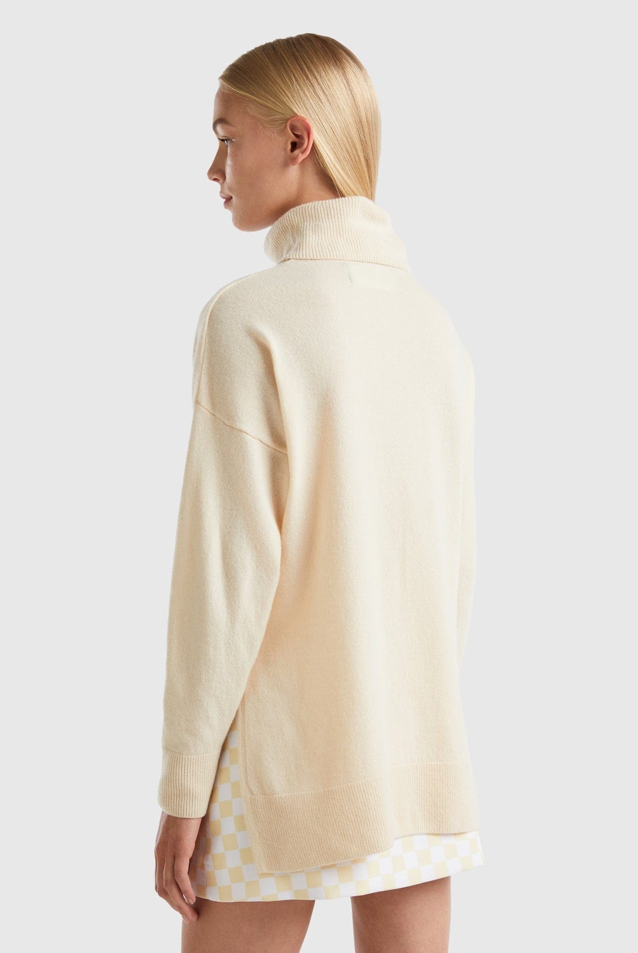 يونايتد كولورز اوف بينيتون بلوفر بياقة عالية مع حزام كبير الحجم نسائي