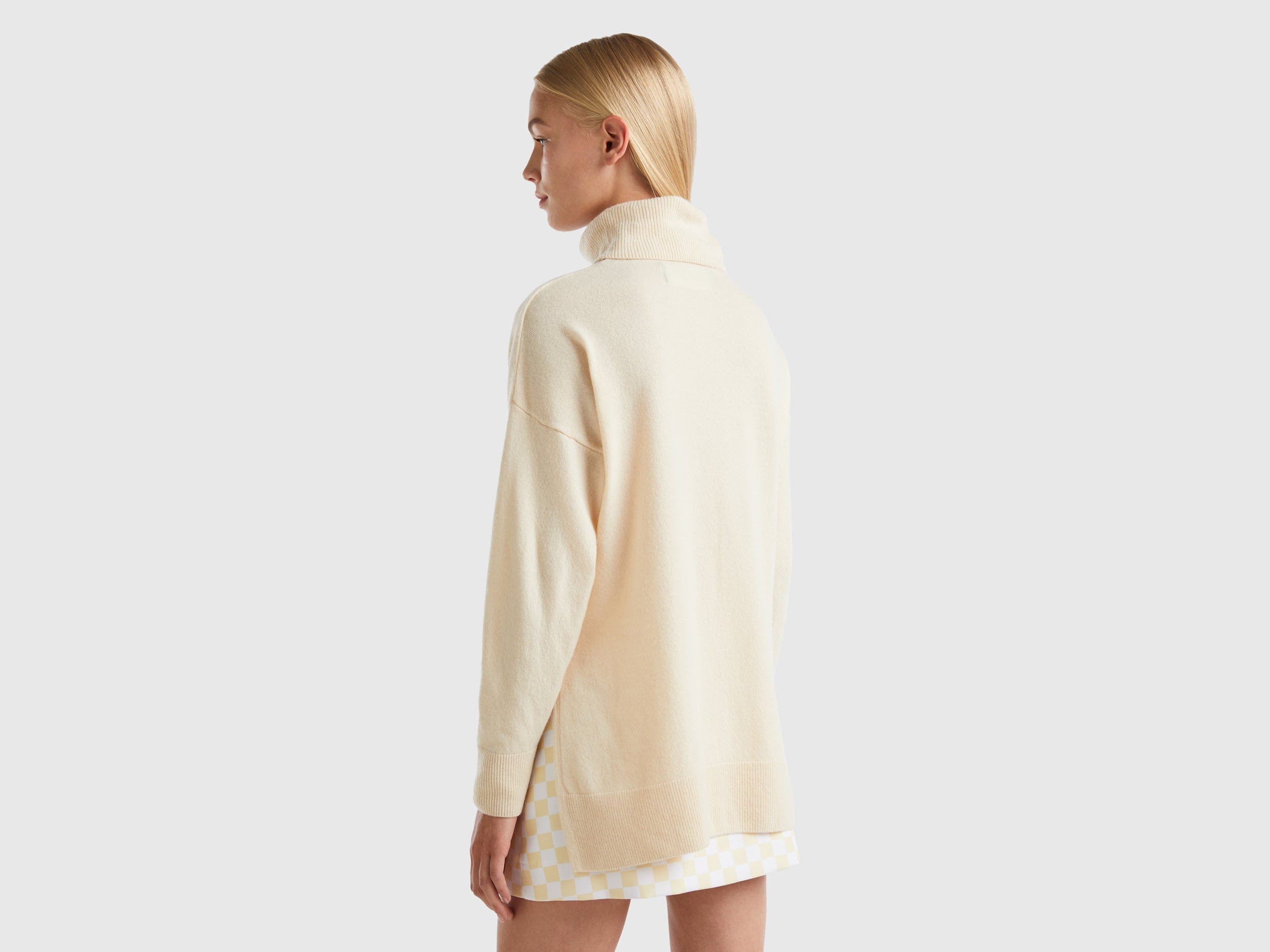 يونايتد كولورز اوف بينيتون بلوفر بياقة عالية مع حزام كبير الحجم نسائي