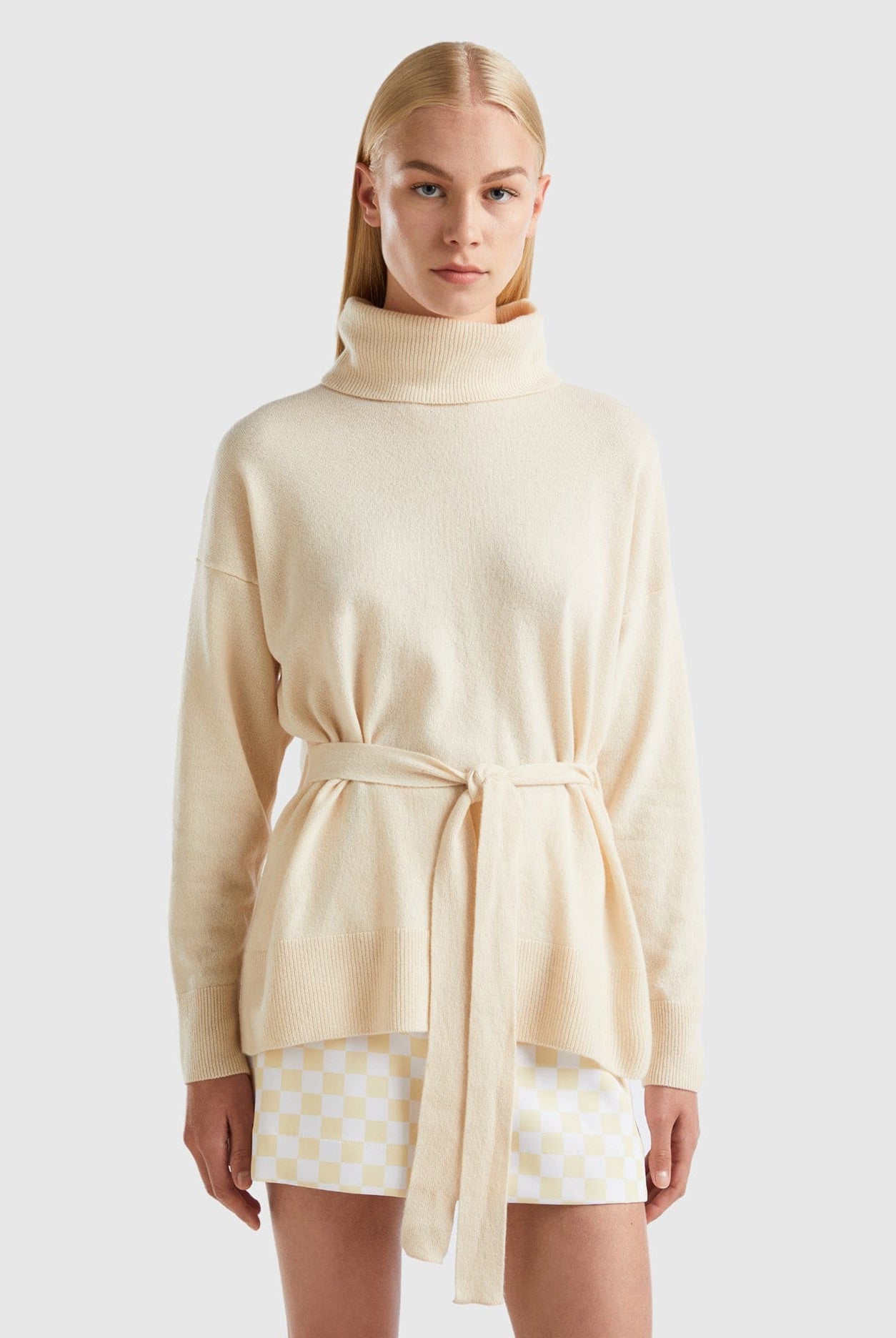 يونايتد كولورز اوف بينيتون بلوفر بياقة عالية مع حزام كبير الحجم نسائي