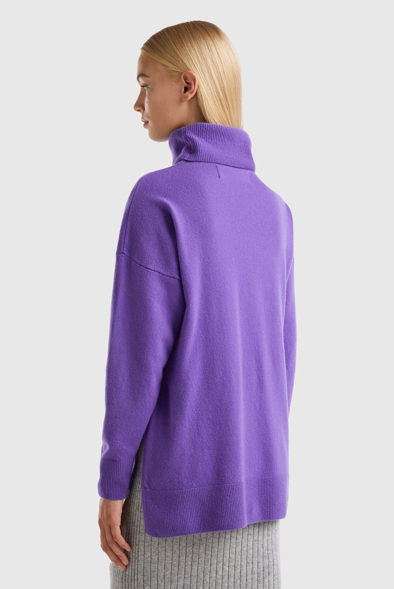 يونايتد كولورز اوف بينيتون بلوفر بياقة عالية مع حزام كبير الحجم نسائي