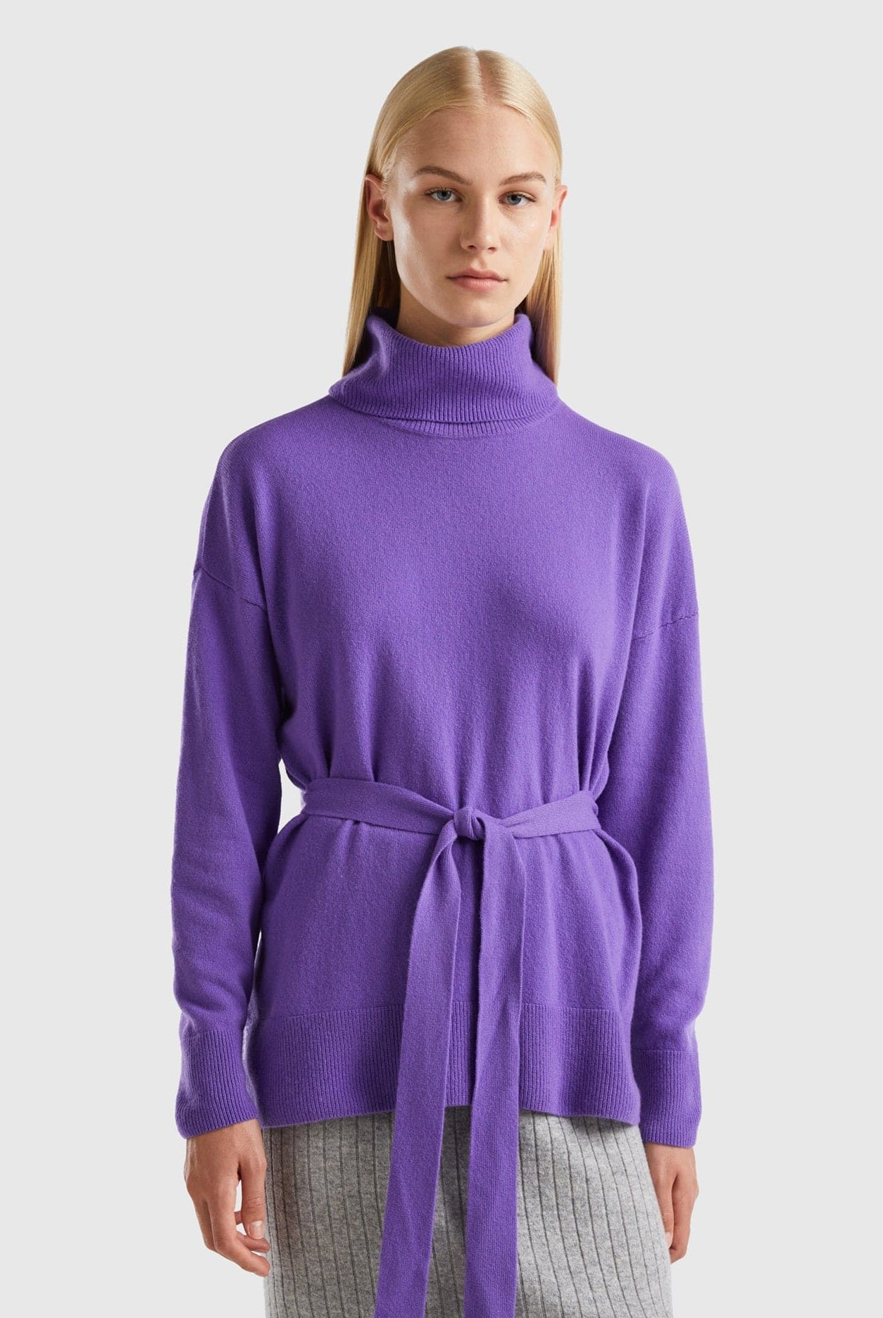 يونايتد كولورز اوف بينيتون بلوفر بياقة عالية مع حزام كبير الحجم نسائي