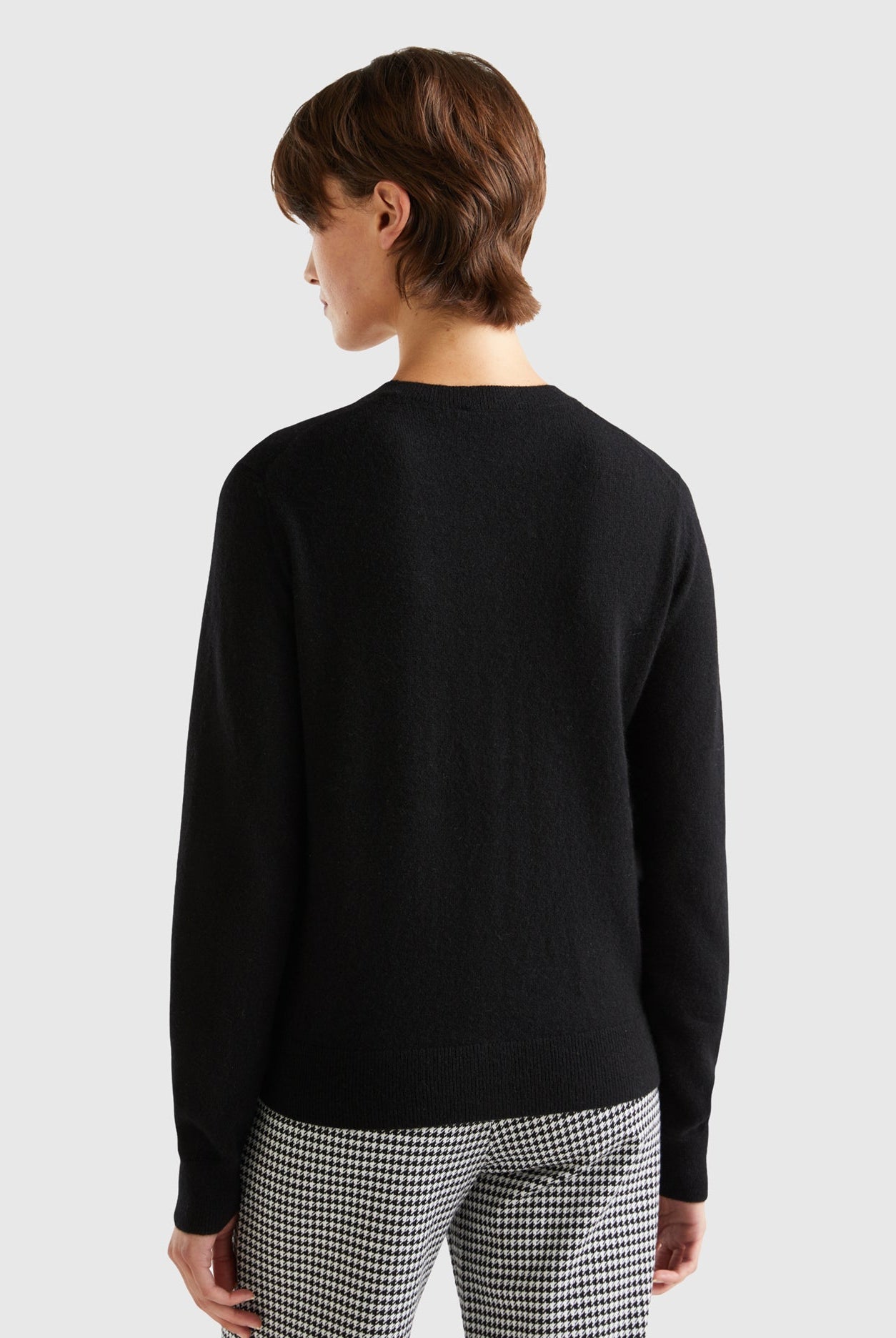 يونايتد كولورز اوف بينيتون كارديجان رمادي داكن من الكشمير بأزرار أمامي نسائي