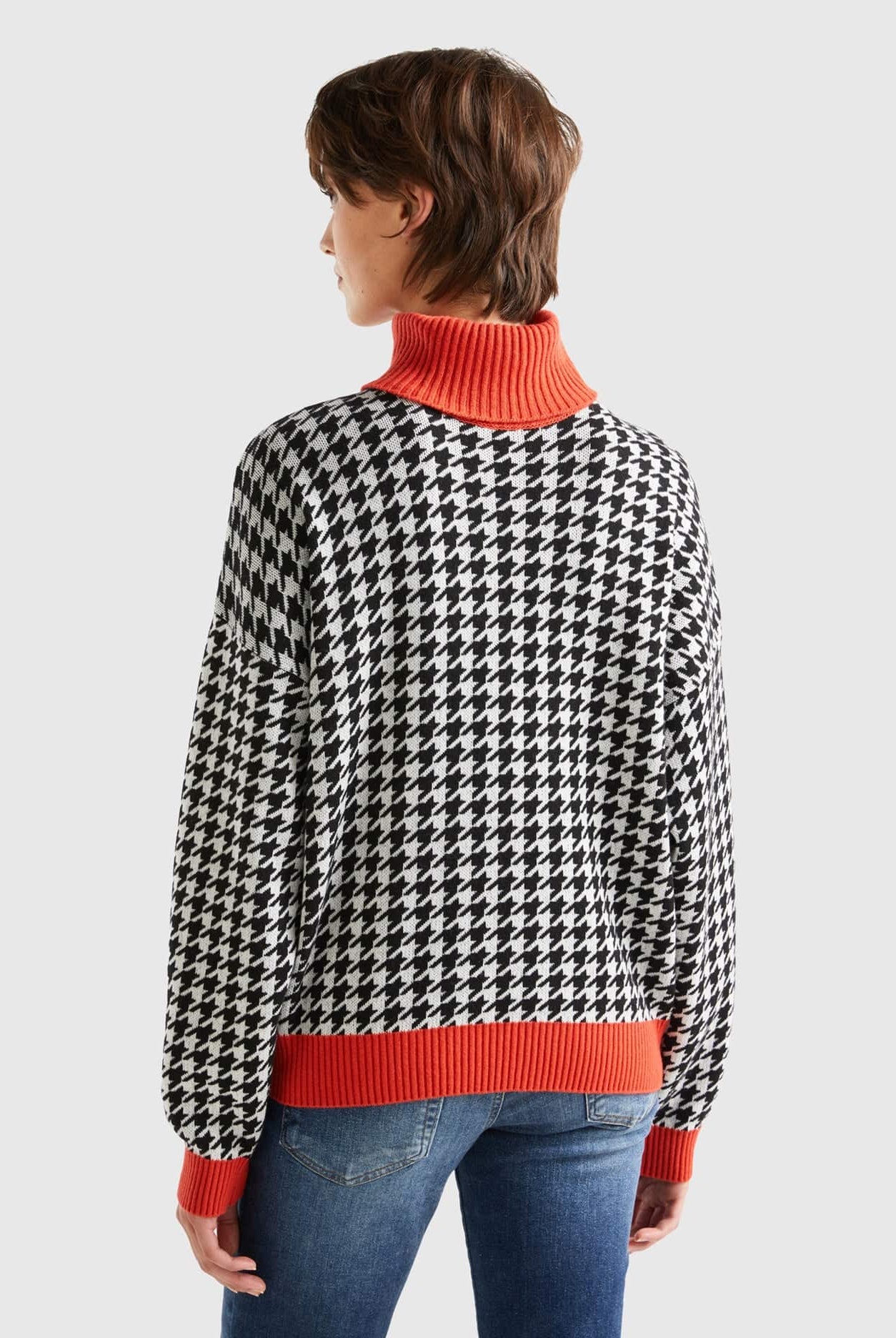 يونايتد كولورز اوف بينيتون سترة نسائي عنق السلحفاة بنقشة هاوندستوث