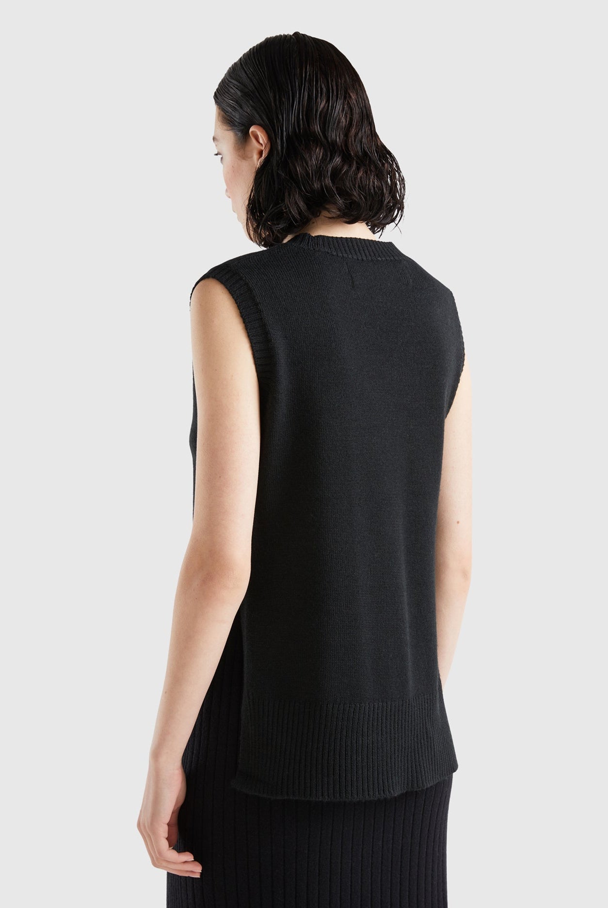 يونايتد كولورز اوف بينيتون سترة نسائية محبوكة بفتحات بدون اكمام