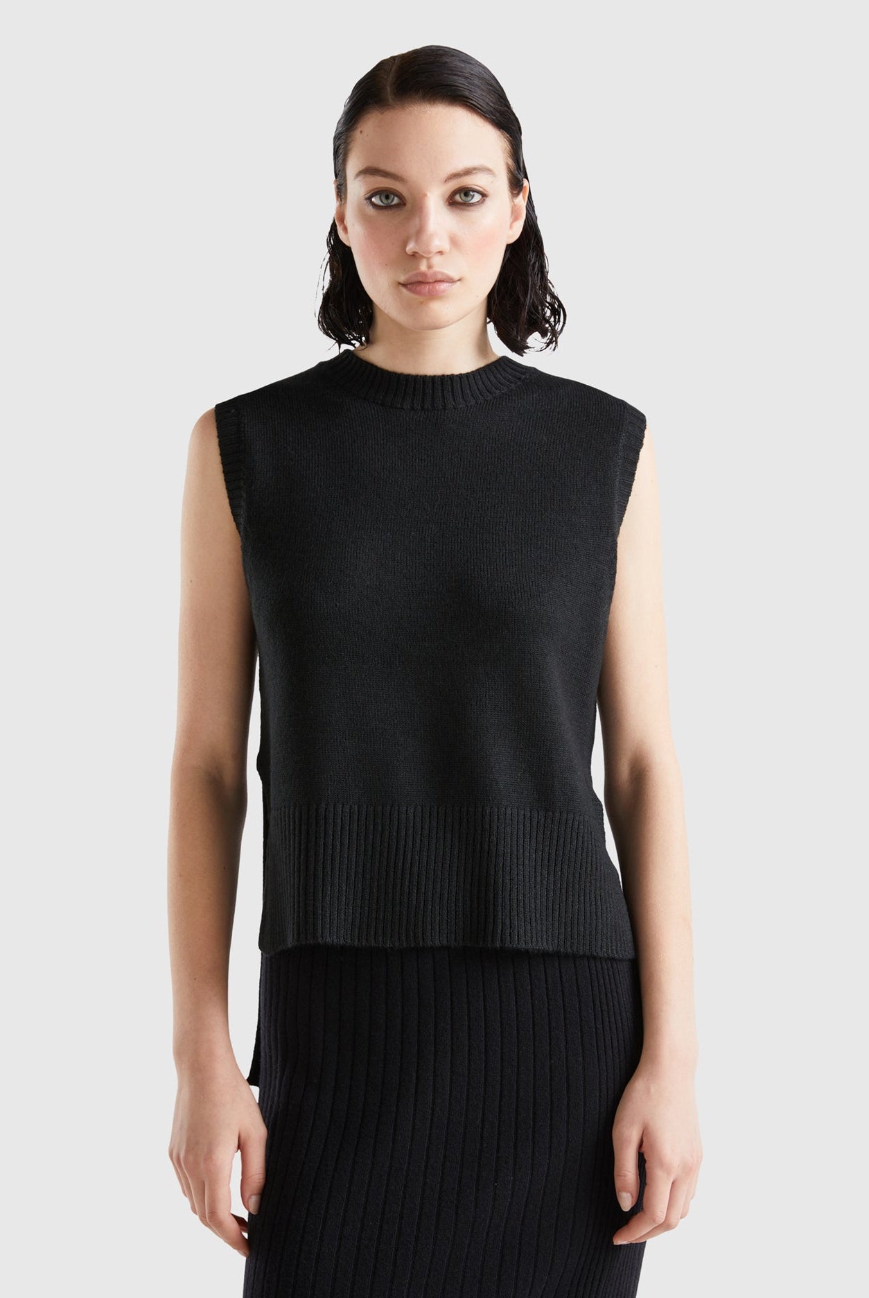 يونايتد كولورز اوف بينيتون سترة نسائية محبوكة بفتحات بدون اكمام