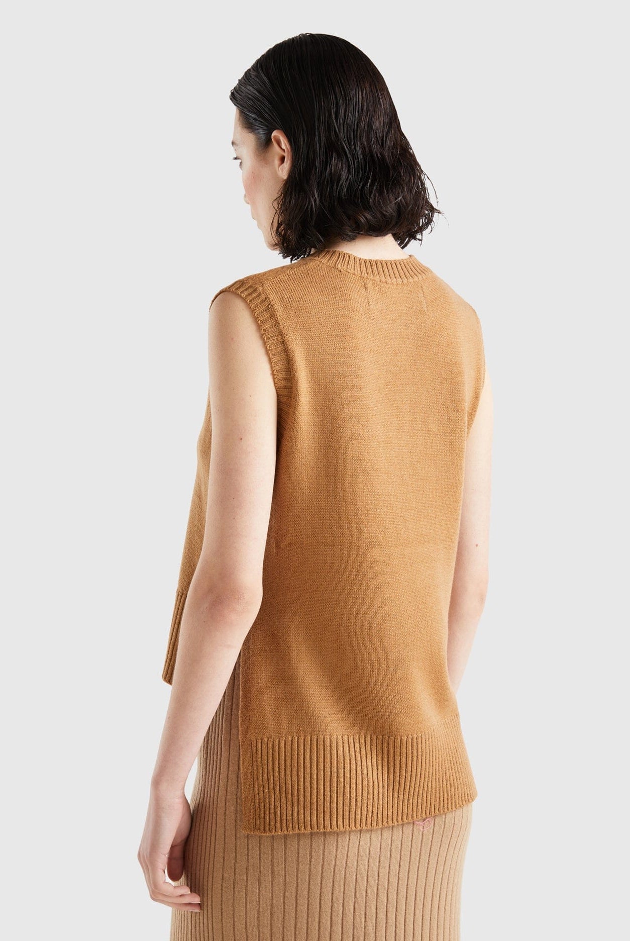 يونايتد كولورز اوف بينيتون سترة نسائية محبوكة بفتحات بدون اكمام