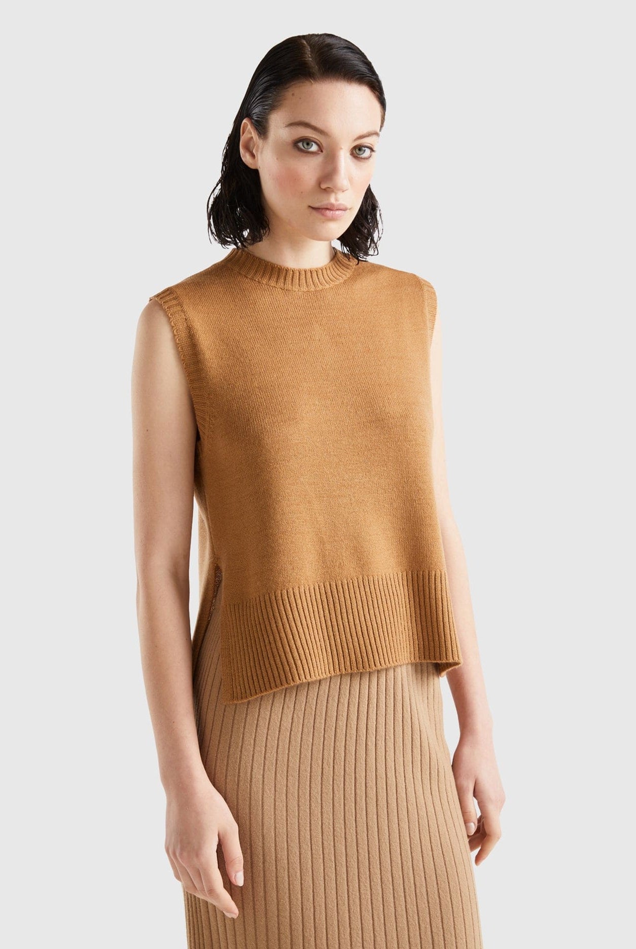 يونايتد كولورز اوف بينيتون سترة نسائية محبوكة بفتحات بدون اكمام