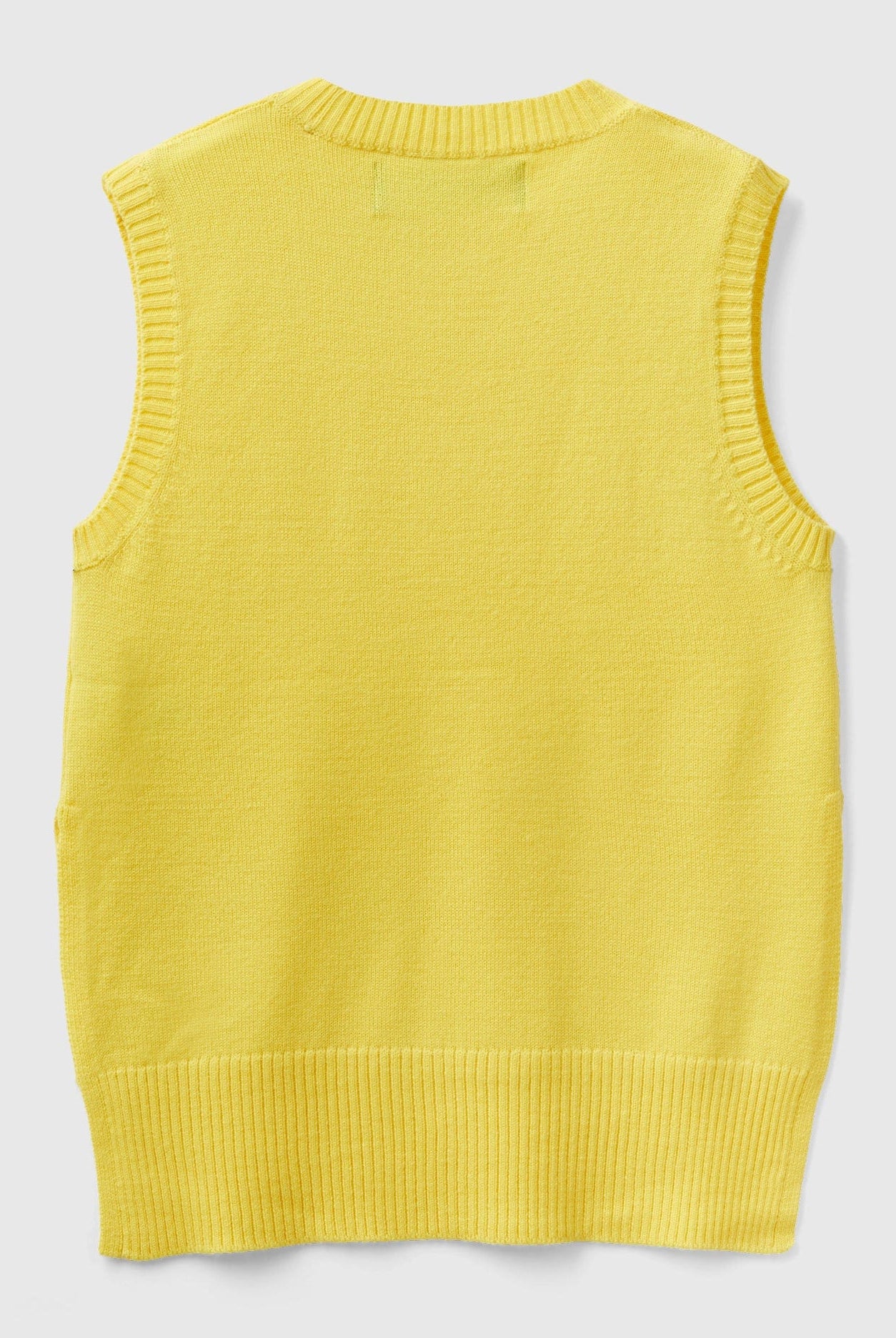 يونايتد كولورز اوف بينيتون سترة نسائية محبوكة بفتحات بدون اكمام