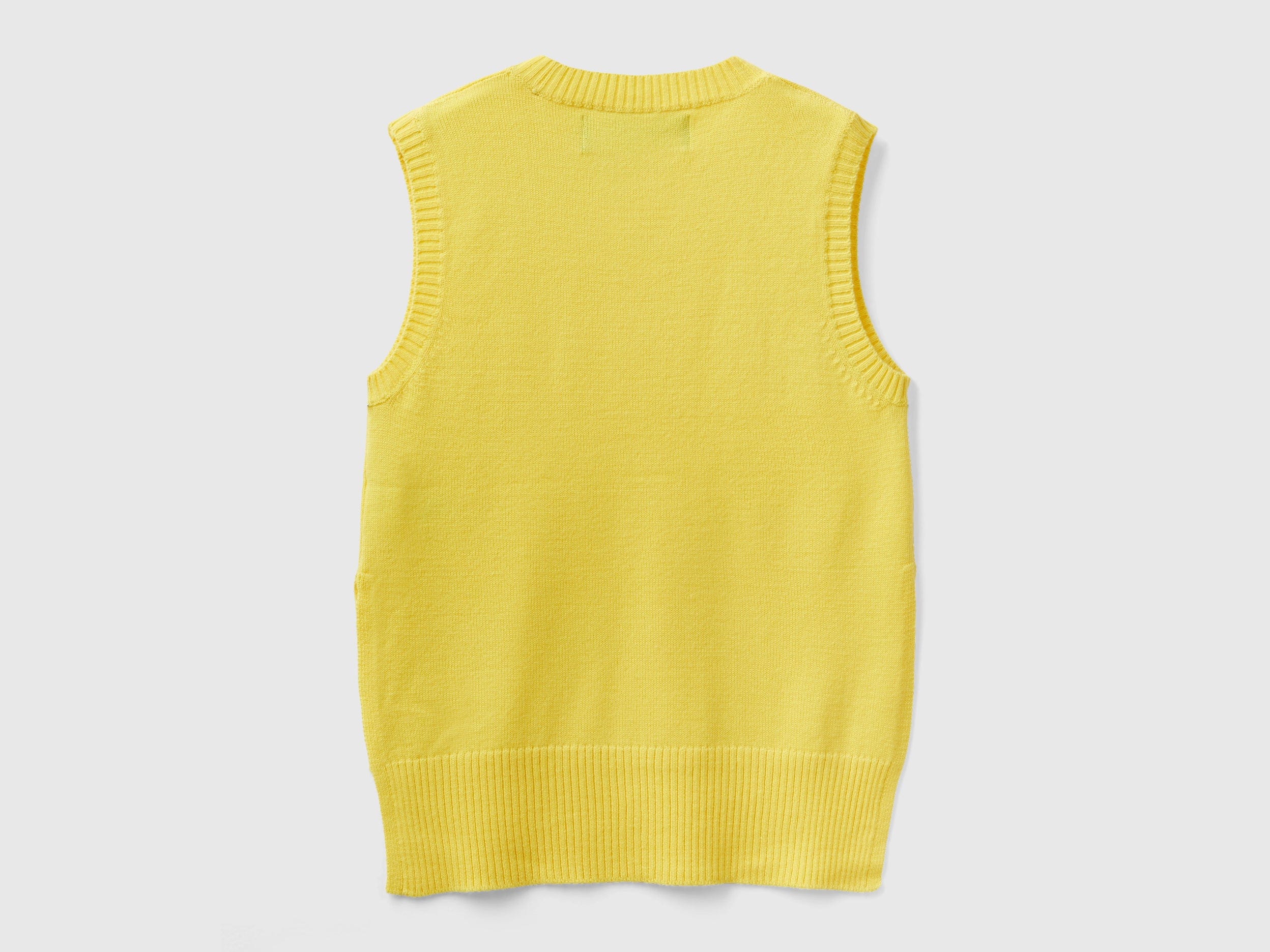 يونايتد كولورز اوف بينيتون سترة نسائية محبوكة بفتحات بدون اكمام