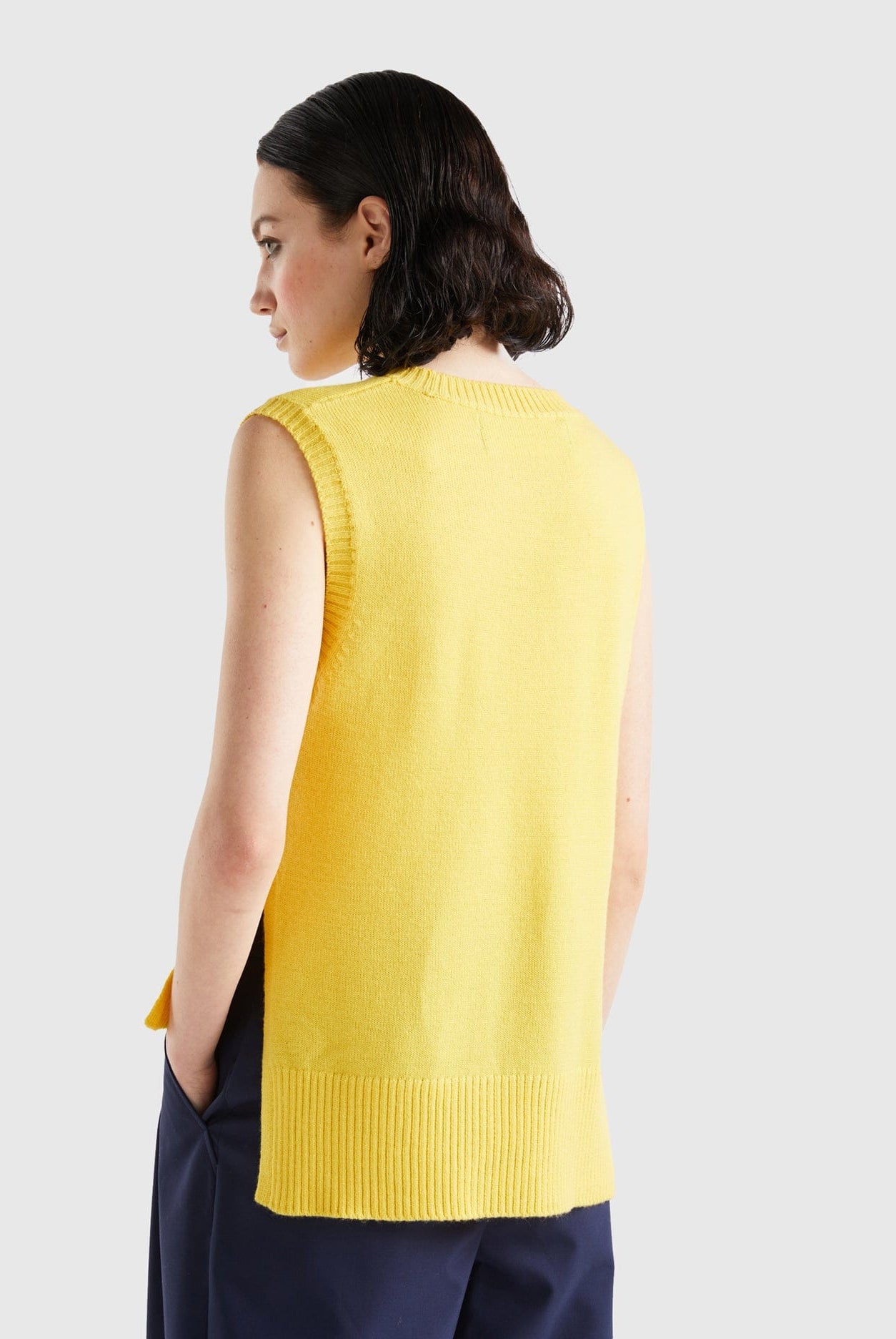 يونايتد كولورز اوف بينيتون سترة نسائية محبوكة بفتحات بدون اكمام