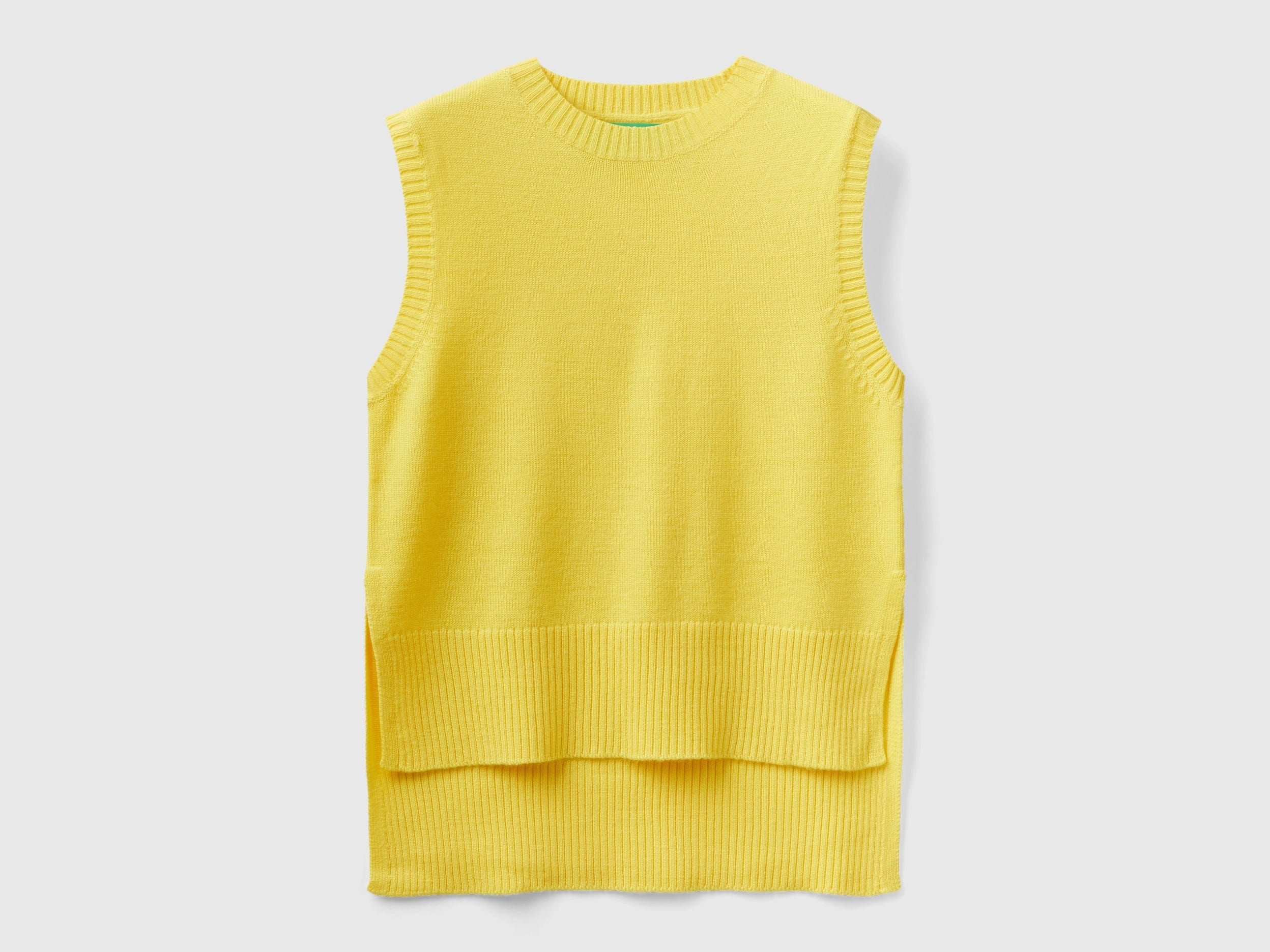 يونايتد كولورز اوف بينيتون سترة نسائية محبوكة بفتحات بدون اكمام