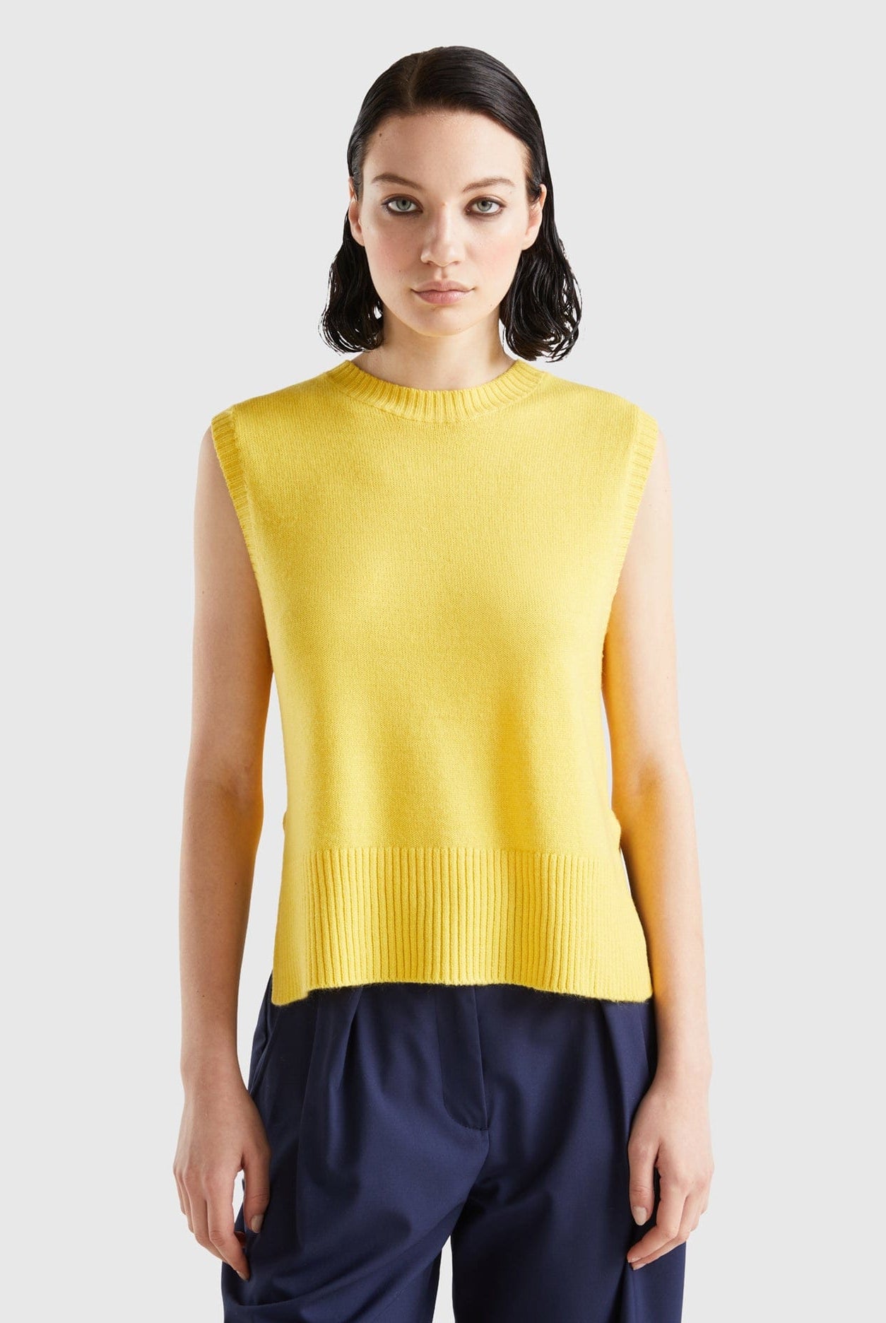 يونايتد كولورز اوف بينيتون سترة نسائية محبوكة بفتحات بدون اكمام