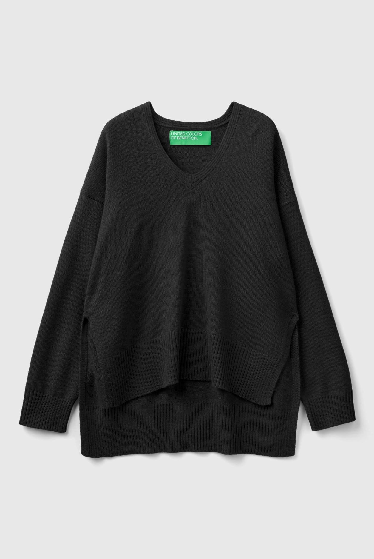 يونايتد كولورز اوف بينيتون سترة نسائية واسعة برقبة على شكل V