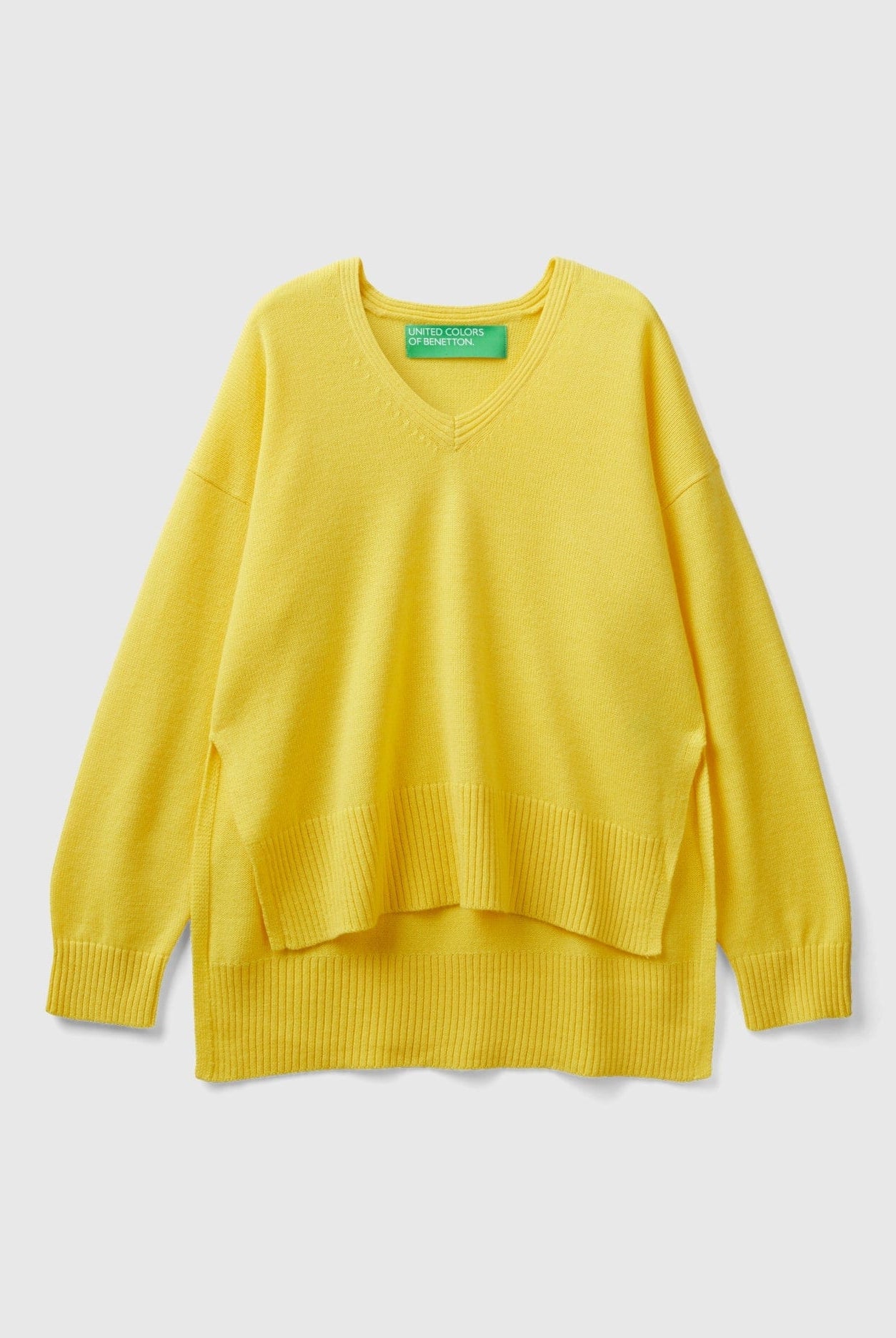 يونايتد كولورز اوف بينيتون سترة نسائية واسعة برقبة على شكل V