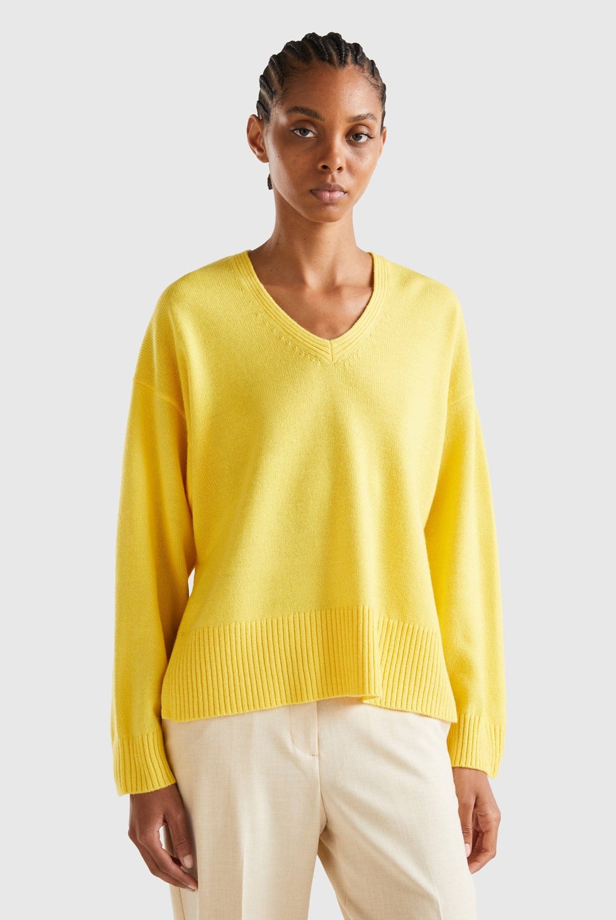 يونايتد كولورز اوف بينيتون سترة نسائية واسعة برقبة على شكل V