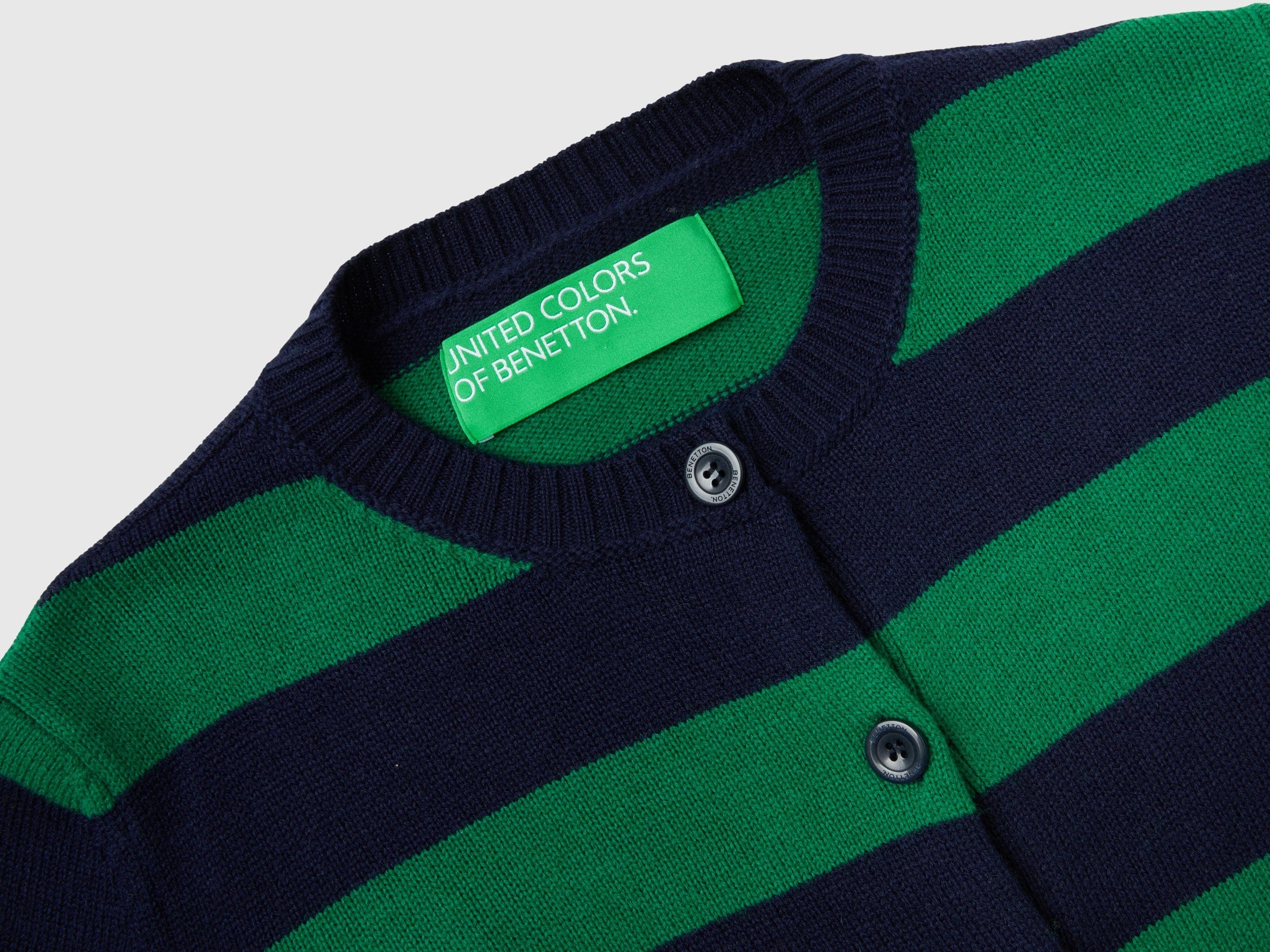 يونايتد كولورز اوف بينيتون بلوفر مخطط بالعرض كم طويل بأزرار أمامية رجالي