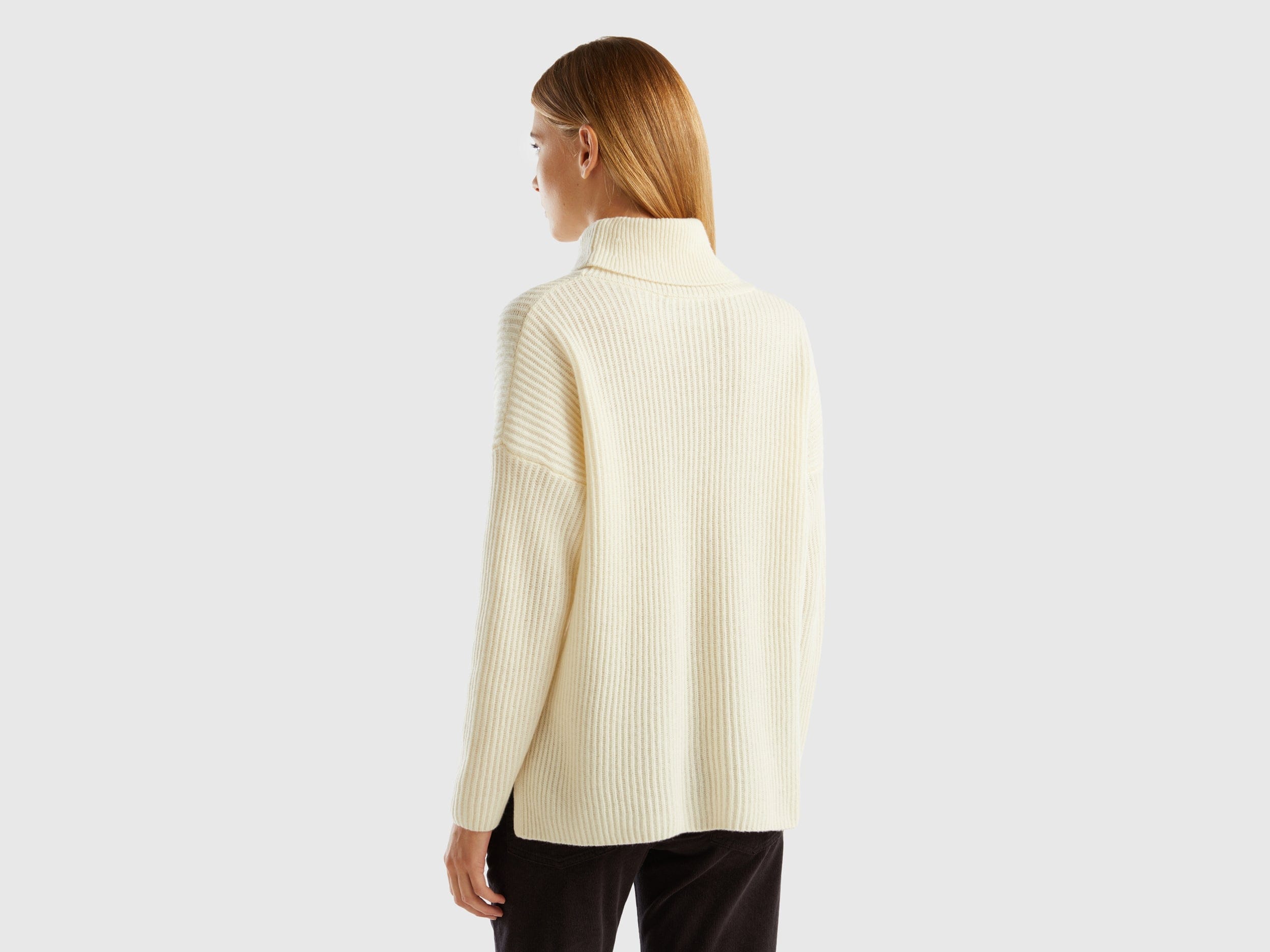 يونايتد كولورز اوف بينيتون سترة من الصوف المخلوط بأكتاف مكشوفة وياقة واقفة نسائي