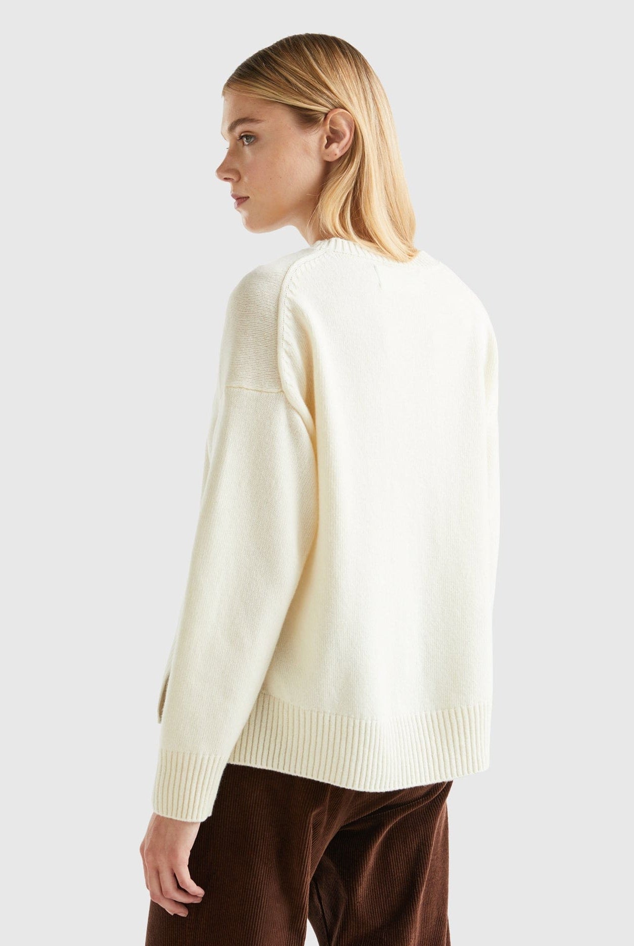 يونايتد كولورز اوف بينيتون بلوفر صوف مخلوط بقصة مربعة نسائي