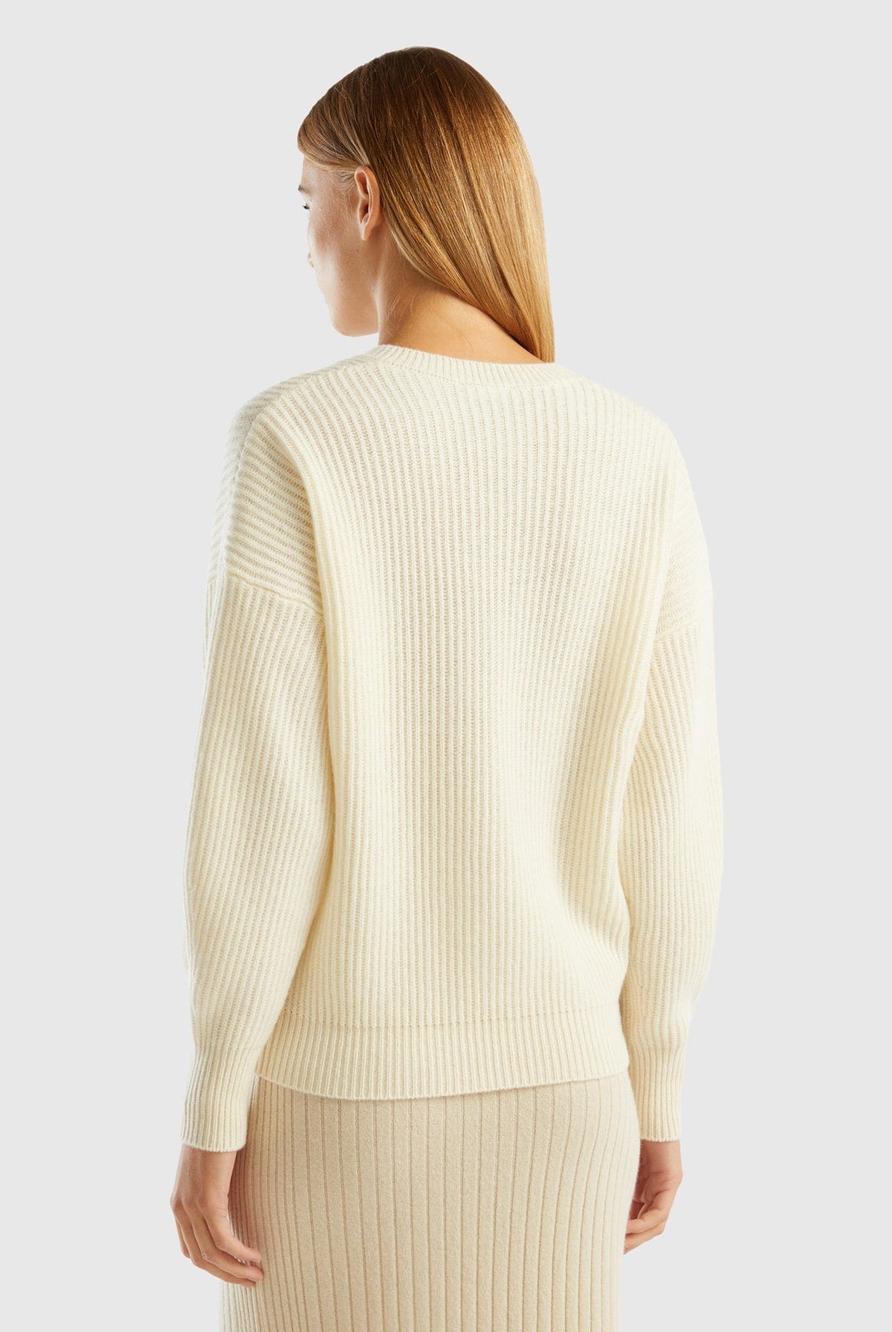 يونايتد كولورز اوف بينيتون بلوفر صوف ممزوج بتصميم مربع وياقة على شكل V نسائي