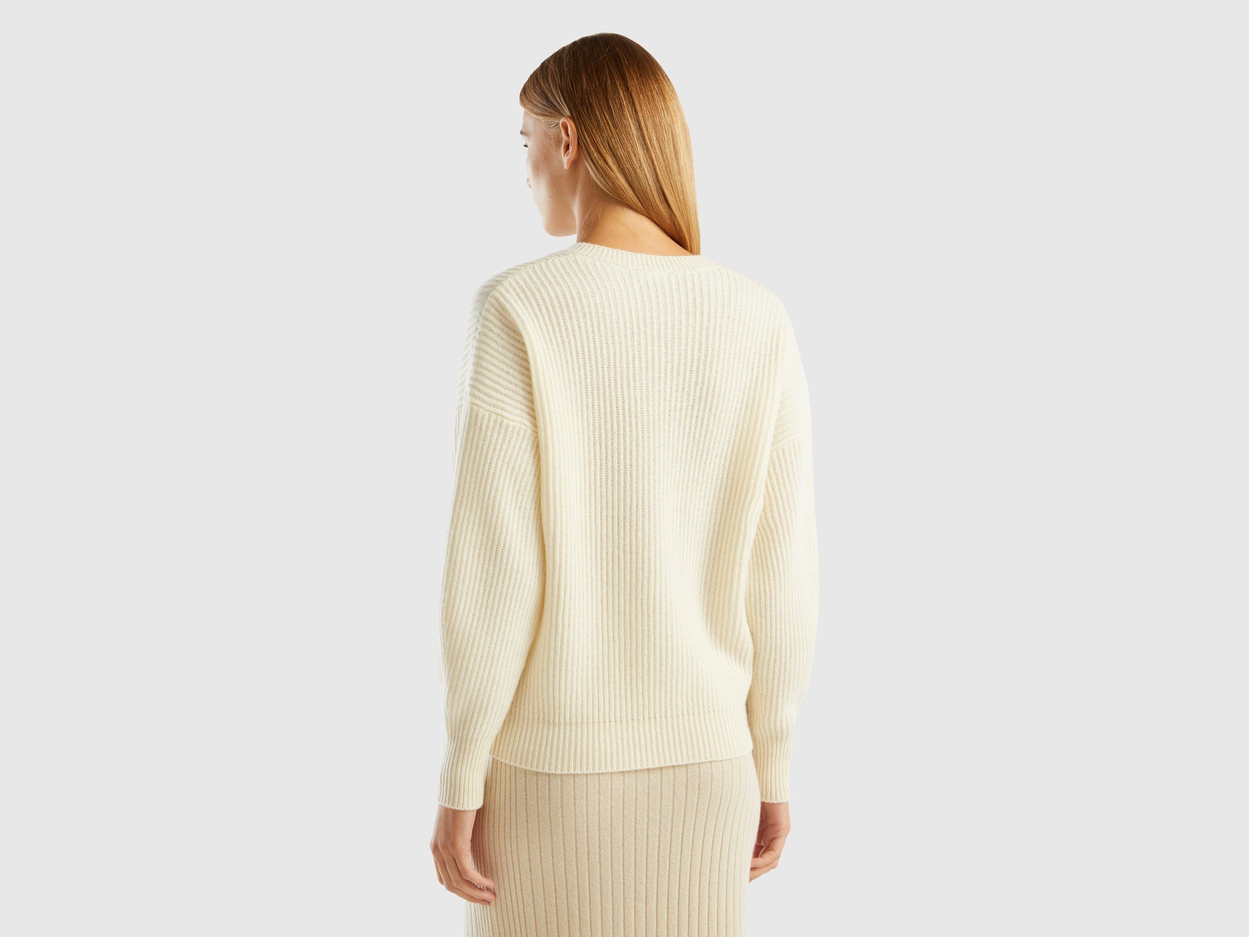 يونايتد كولورز اوف بينيتون بلوفر صوف ممزوج بتصميم مربع وياقة على شكل V نسائي