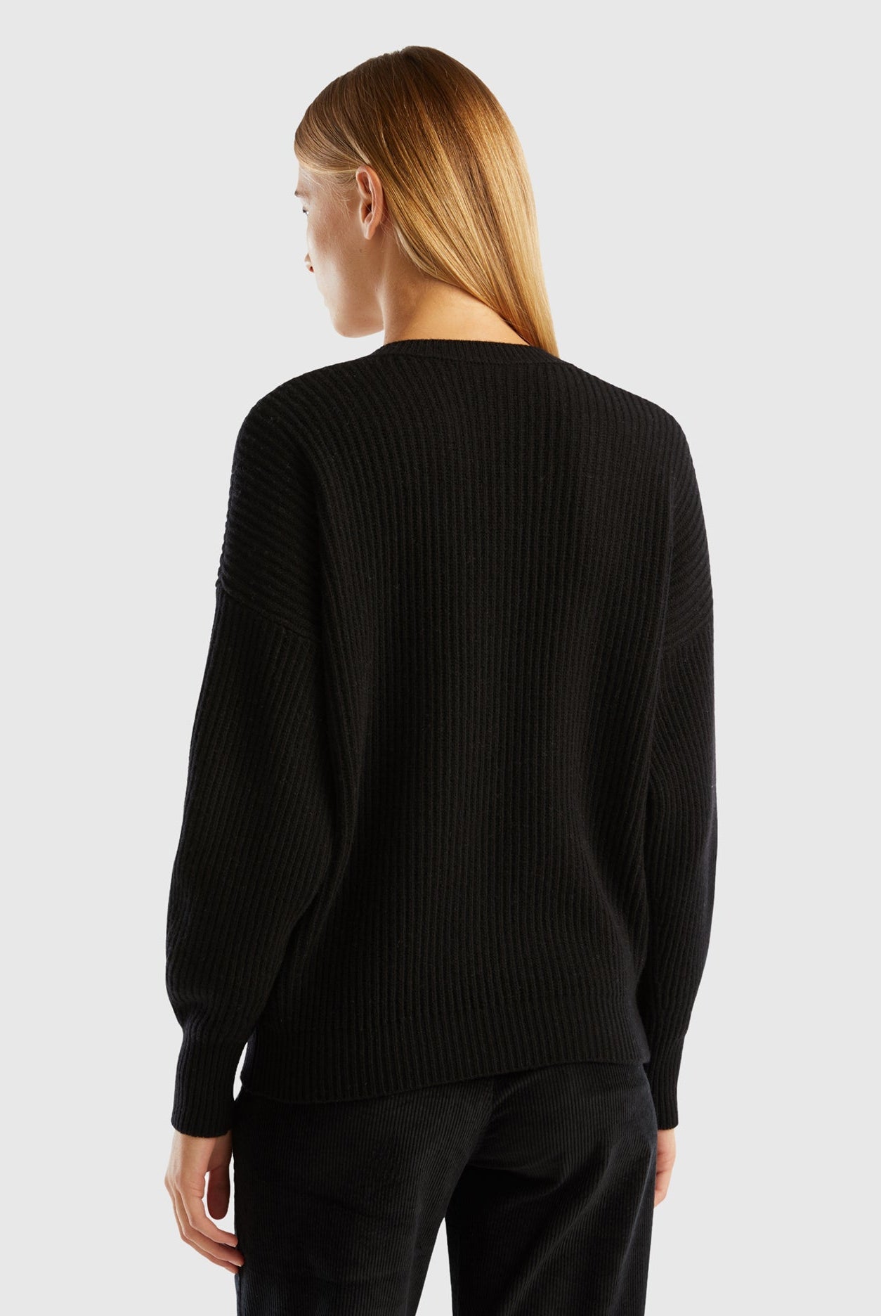 يونايتد كولورز اوف بينيتون بلوفر صوف ممزوج بتصميم مربع وياقة على شكل V نسائي