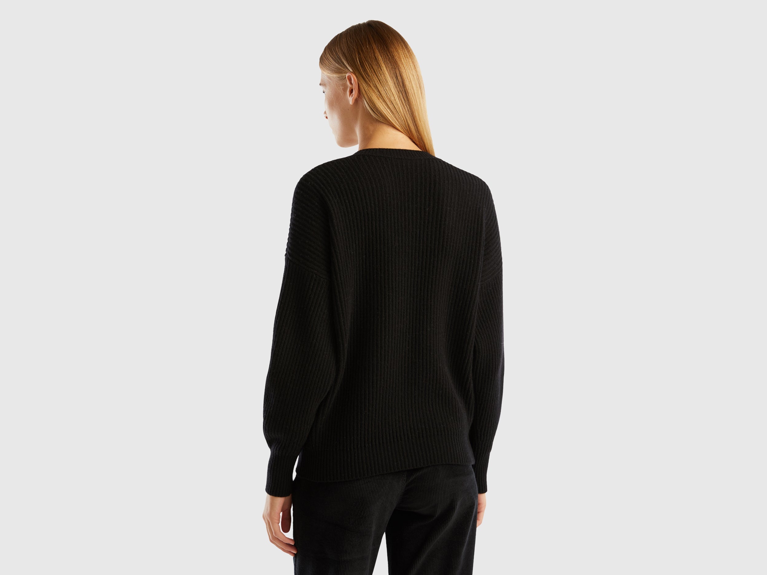 يونايتد كولورز اوف بينيتون بلوفر صوف ممزوج بتصميم مربع وياقة على شكل V نسائي