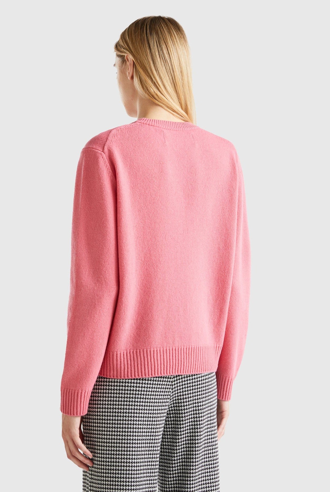 يونايتد كولورز اوف بينيتون بلوفر صوفي بنقشة زهور على الصدر كم طويل نسائي