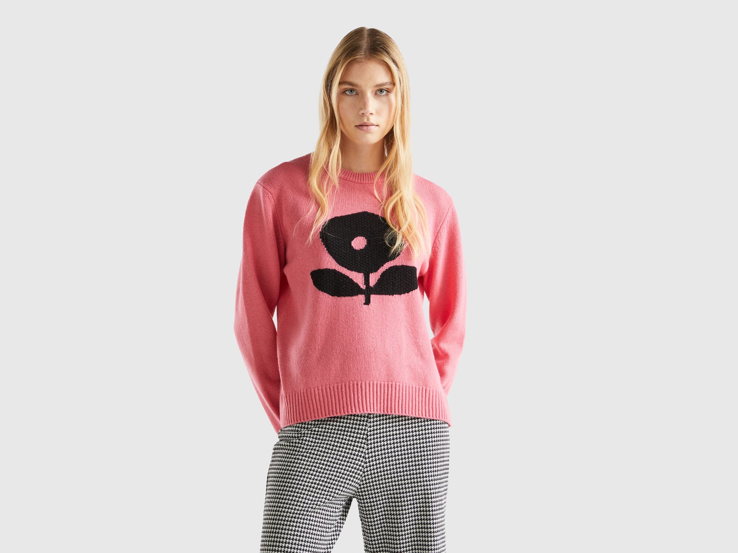 يونايتد كولورز اوف بينيتون بلوفر صوفي بنقشة زهور على الصدر كم طويل نسائي