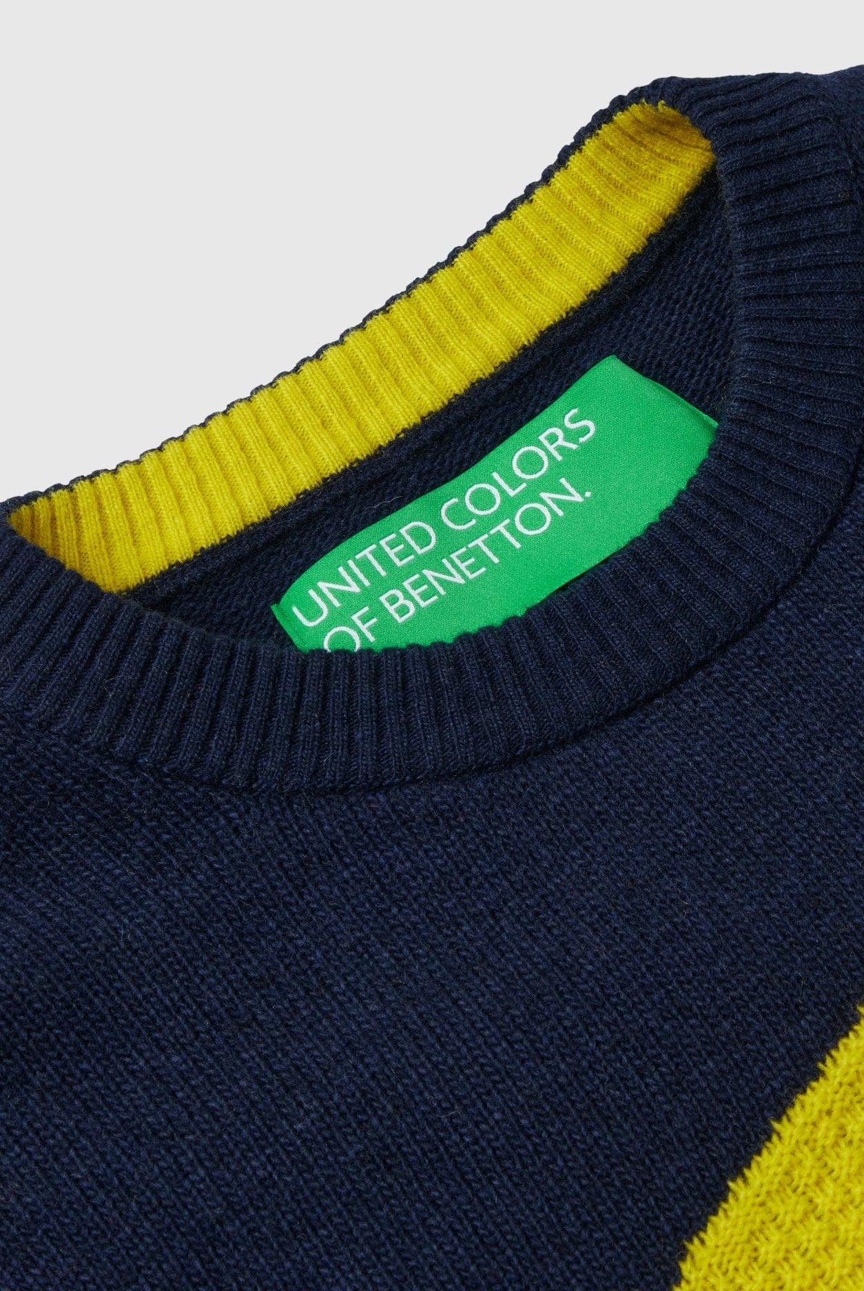 يونايتد كولورز اوف بينيتون بلوفر صوفي بنقشة زهور على الصدر كم طويل نسائي