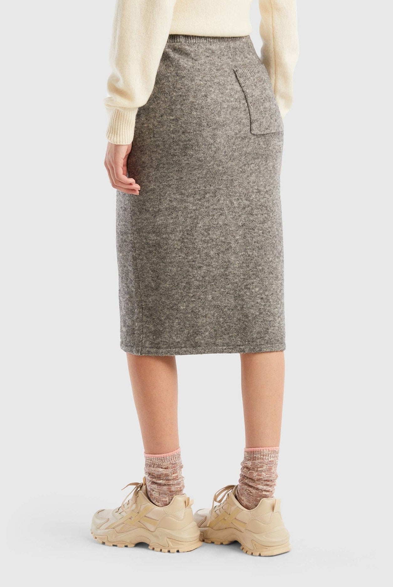 يونايتد كولورز اوف بينيتون تنورة ميدي محبوكة بشعار نسائي