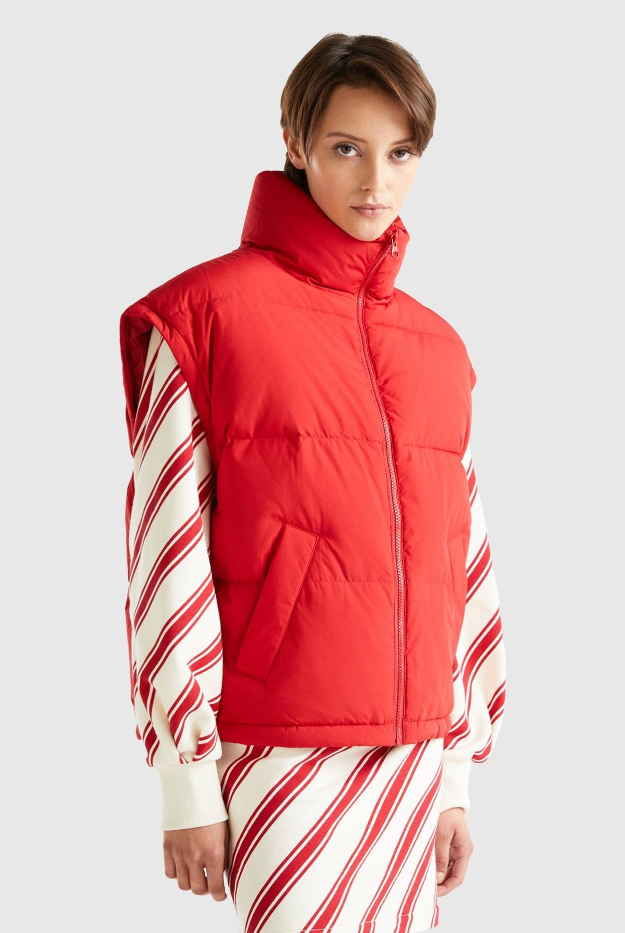 يونايتد كولورز اوف بينيتون سترة نسائية قصيرة مبطنة بأكمام قابلة للإزالة