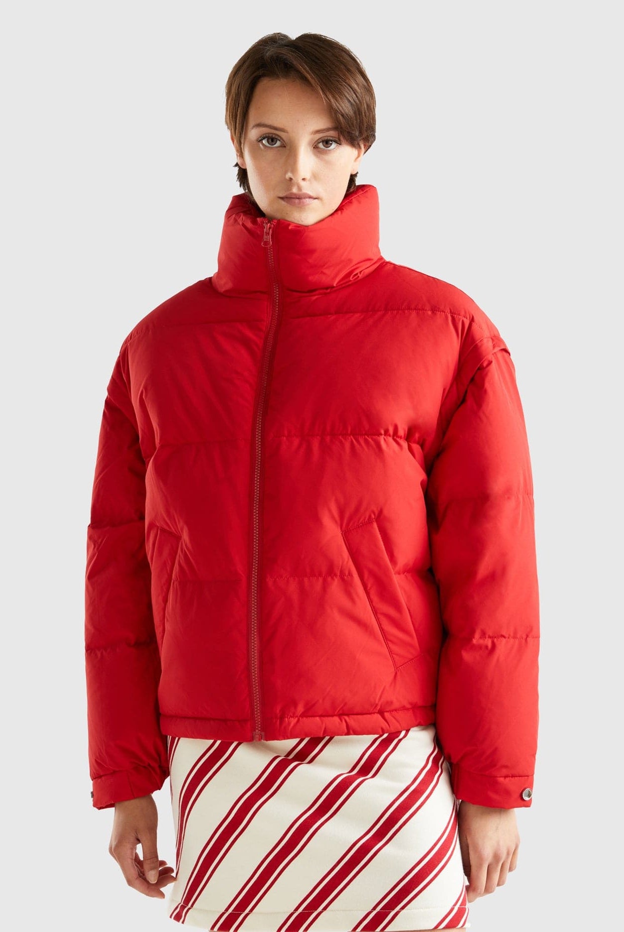 يونايتد كولورز اوف بينيتون سترة نسائية قصيرة مبطنة بأكمام قابلة للإزالة