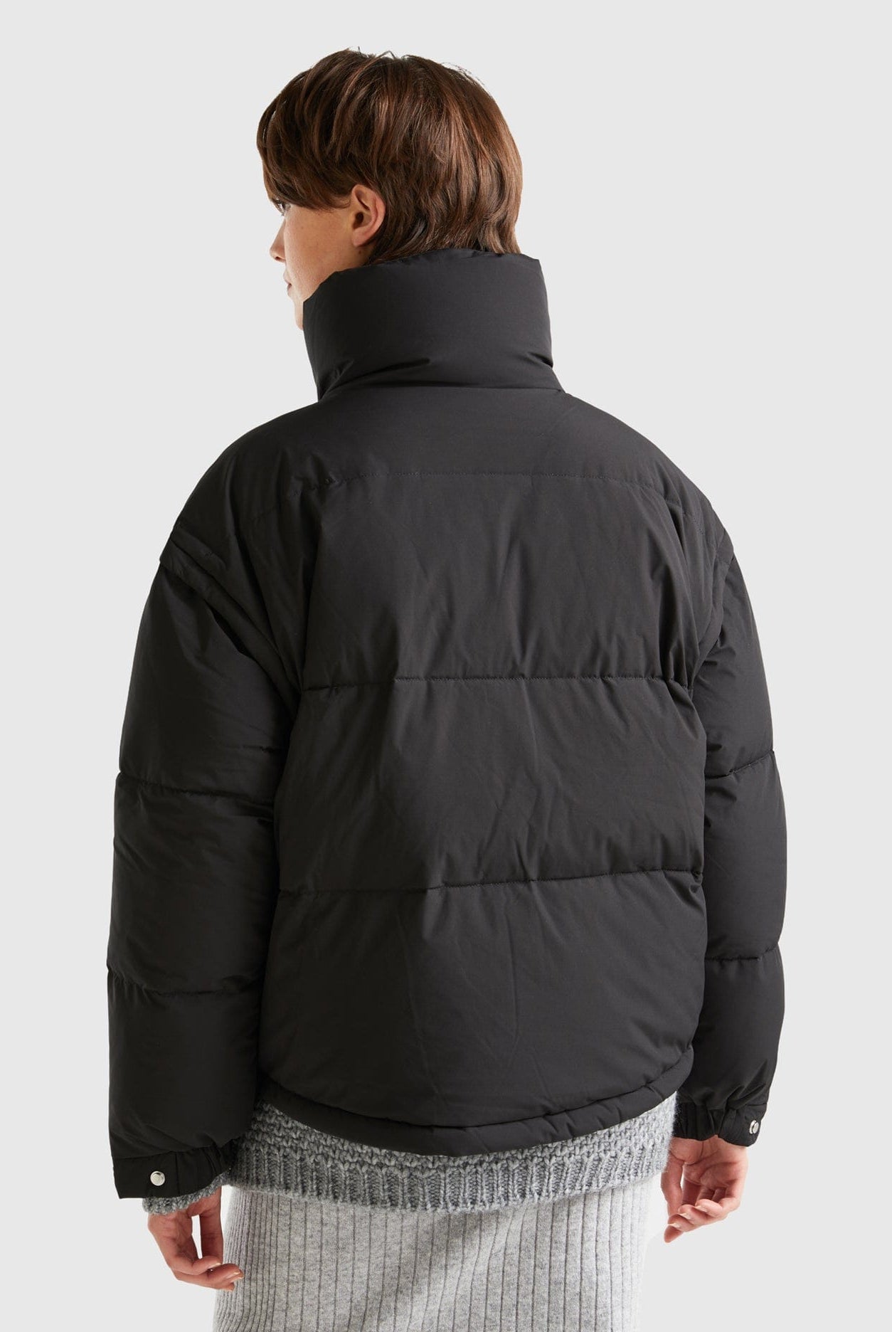 يونايتد كولورز اوف بينيتون سترة نسائية قصيرة مبطنة بأكمام قابلة للإزالة