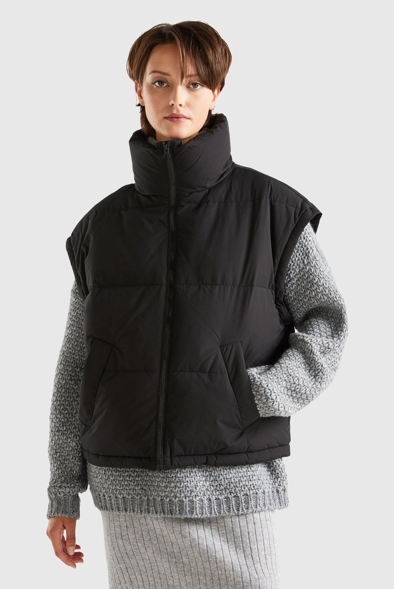 يونايتد كولورز اوف بينيتون سترة نسائية قصيرة مبطنة بأكمام قابلة للإزالة