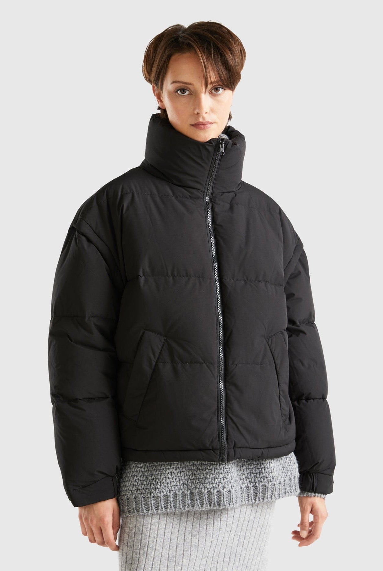 يونايتد كولورز اوف بينيتون سترة نسائية قصيرة مبطنة بأكمام قابلة للإزالة