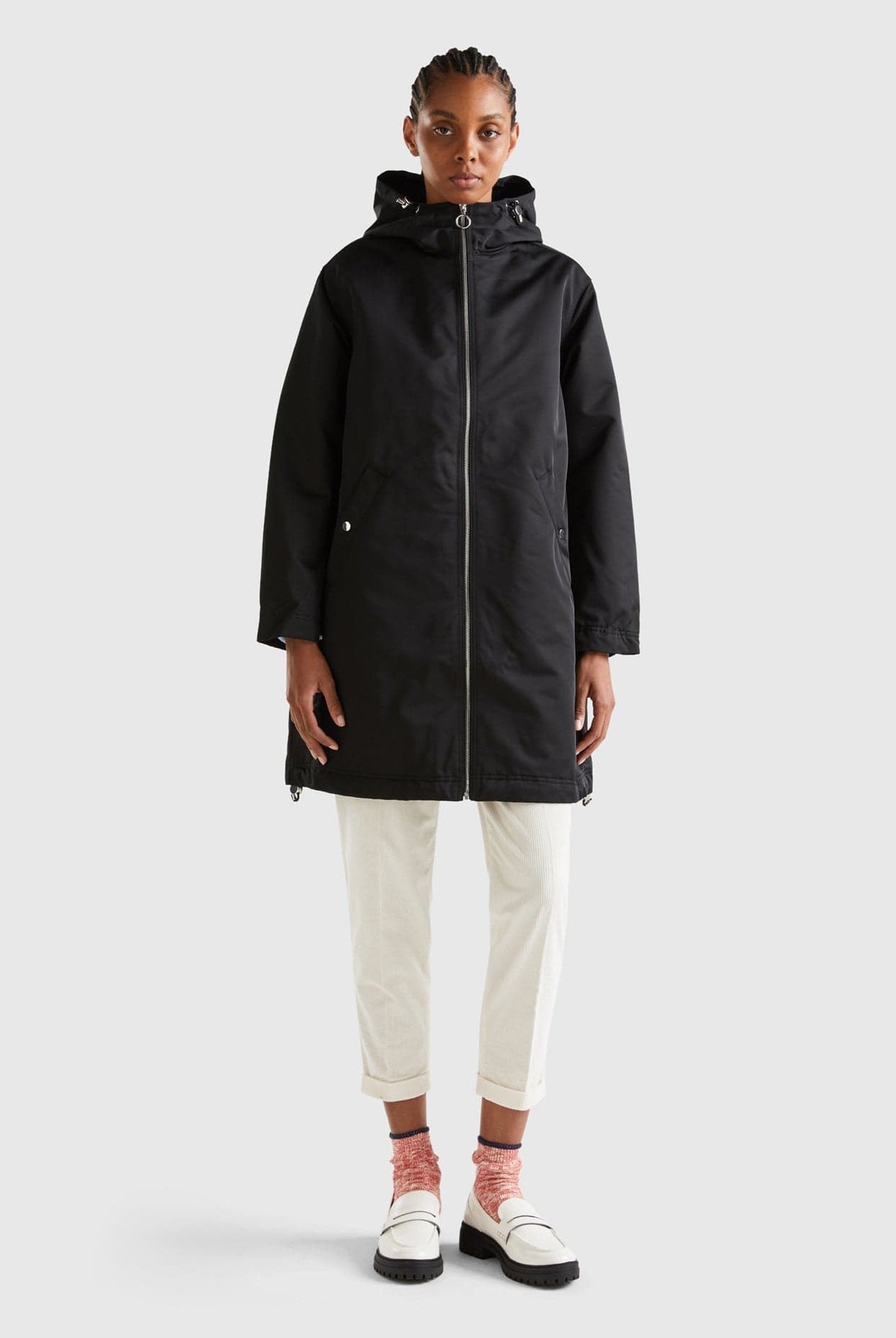 يونايتد كولورز اوف بينيتون سترة نسائية مقاومة للمطر من النايلون وبها غطاء للرأس