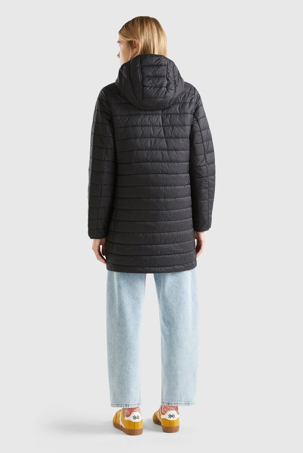 يونايتد كولورز اوف بينيتون جاكيت نسائي مبطن وبعطاء لرأس