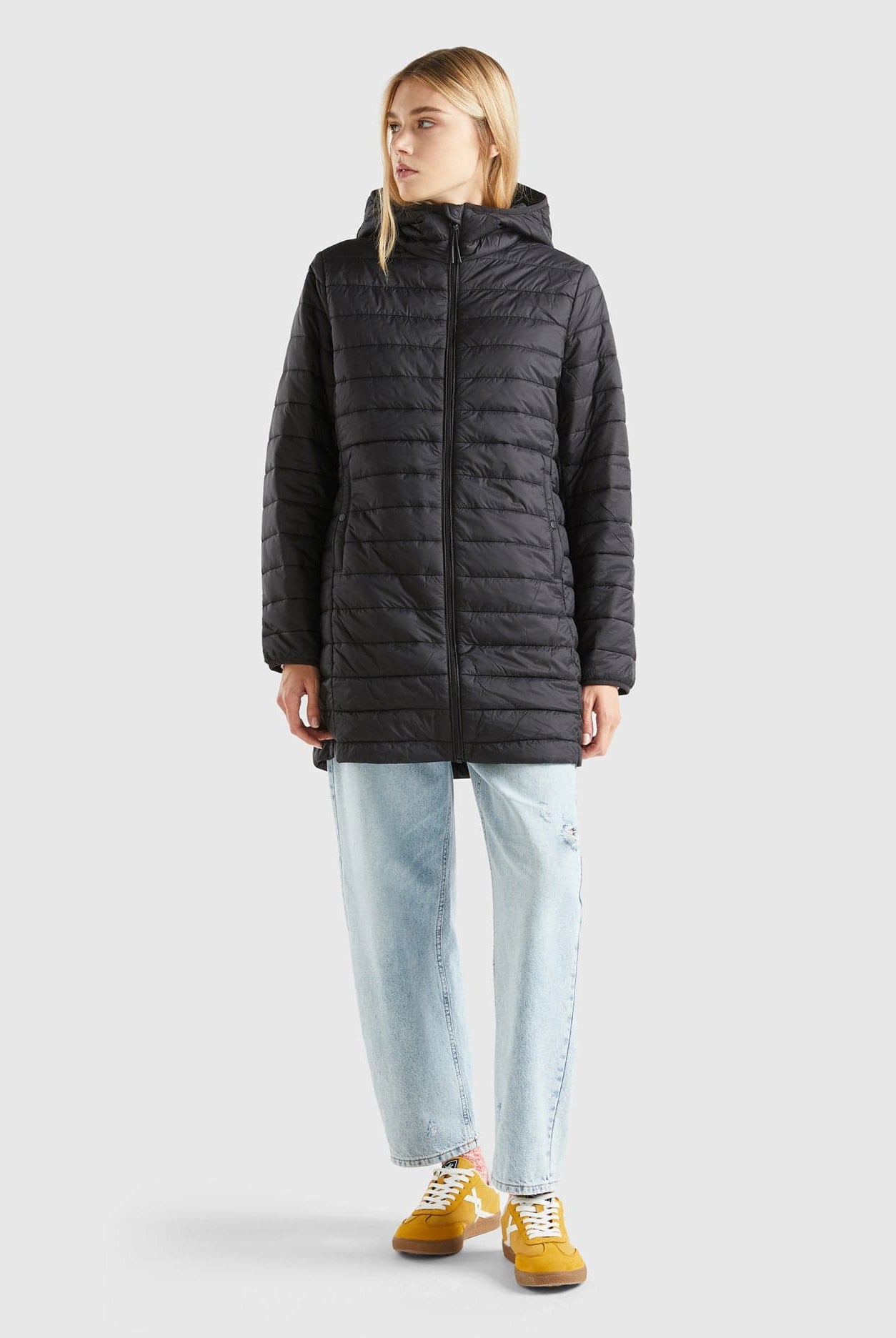 يونايتد كولورز اوف بينيتون جاكيت نسائي مبطن وبعطاء لرأس