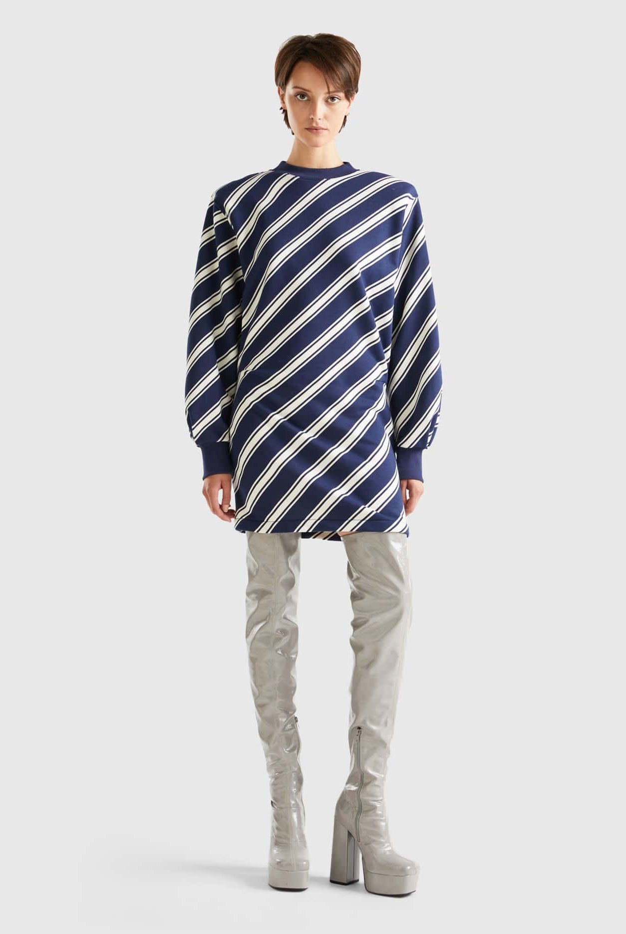 يونايتد كولورز اوف بينيتون فستان نسائي صوفي قصير بأكمام طويلة وبه خطوط