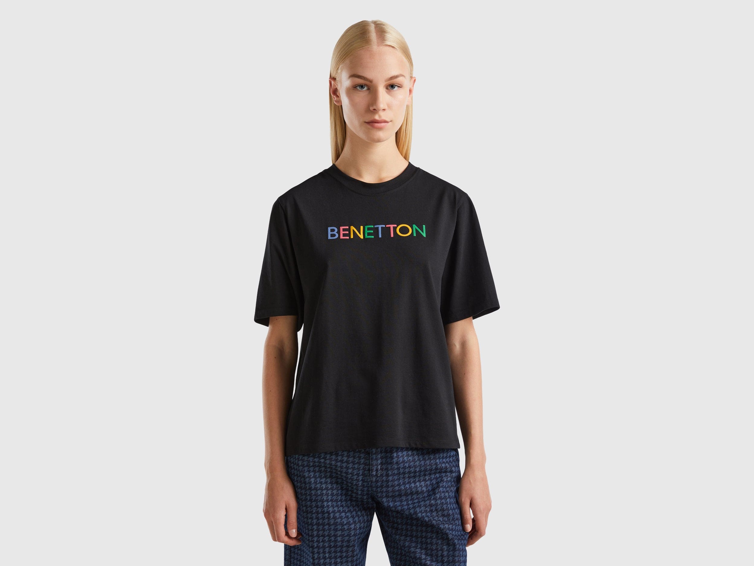 يونايتد كولورز اوف بينيتون تي شيرت بشعار نصي نسائي