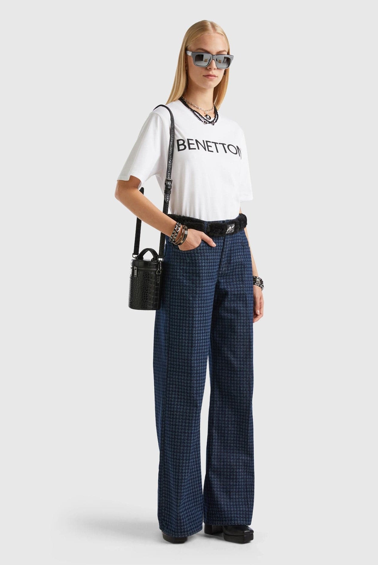 يونايتد كولورز اوف بينيتون تي شيرت بشعار نصي نسائي