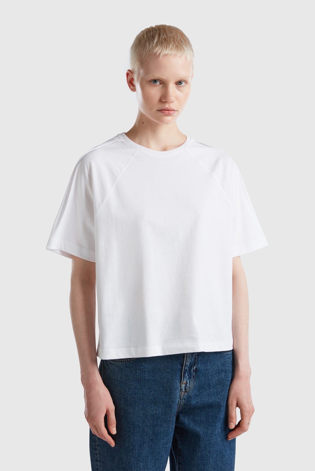 يونايتد كولورز اوف بينيتون تي شيرت بقصة مربعة نسائي