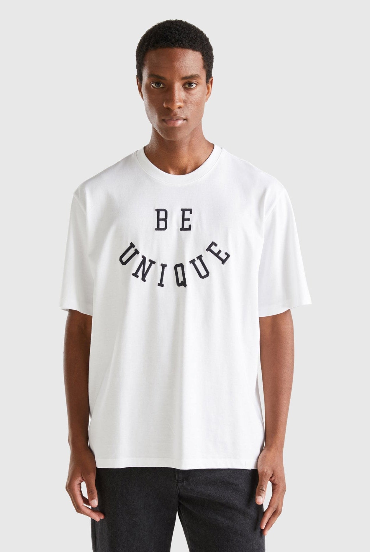 يونايتد كولورز اوف بينيتون تيشيرت بطباعة شعار بطبعة أمامية نص كم نسائي