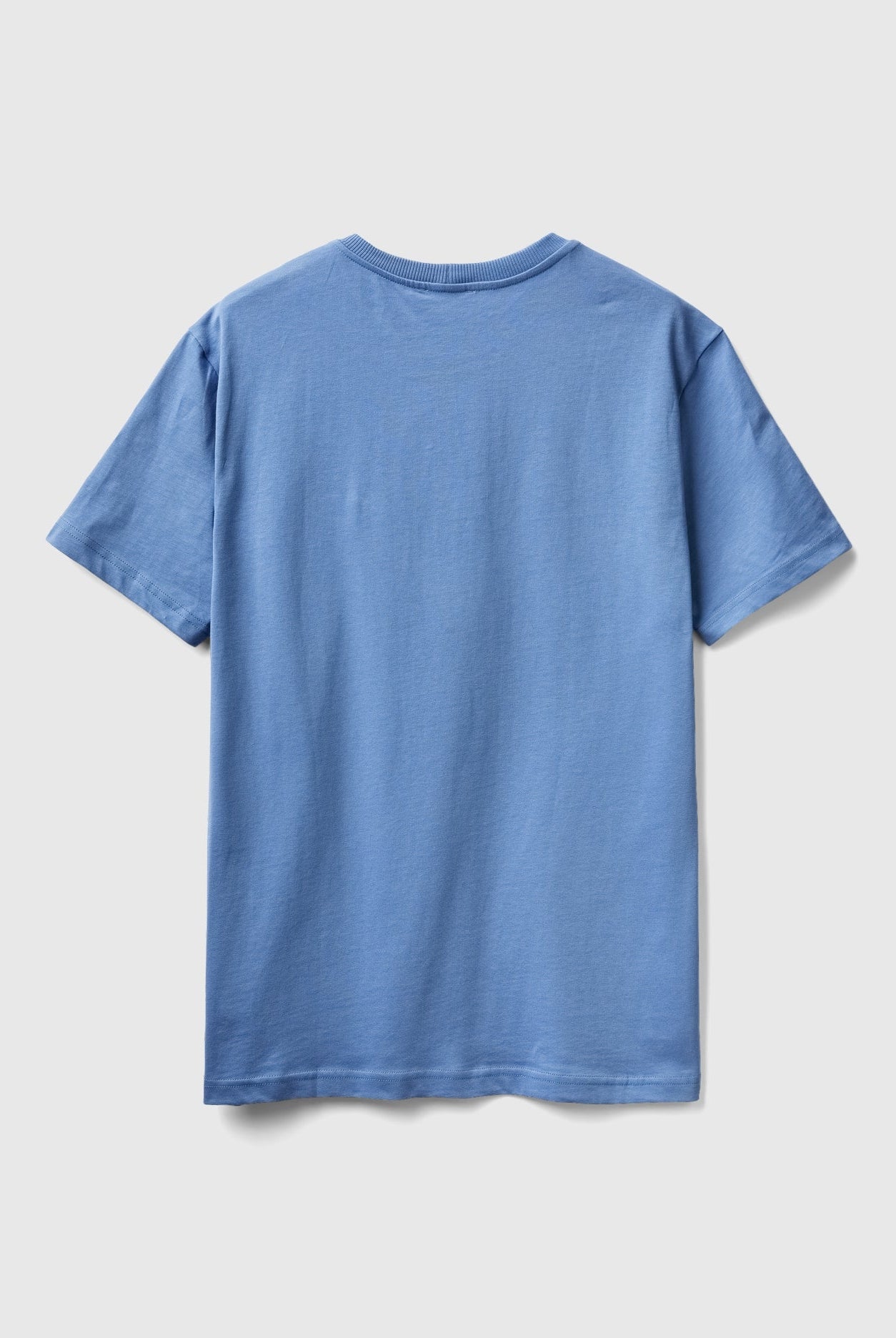 يونايتد كولورز اوف بينيتون تيشيرت أزرق سماوي مع بادج نص كم مناسب للجنسين