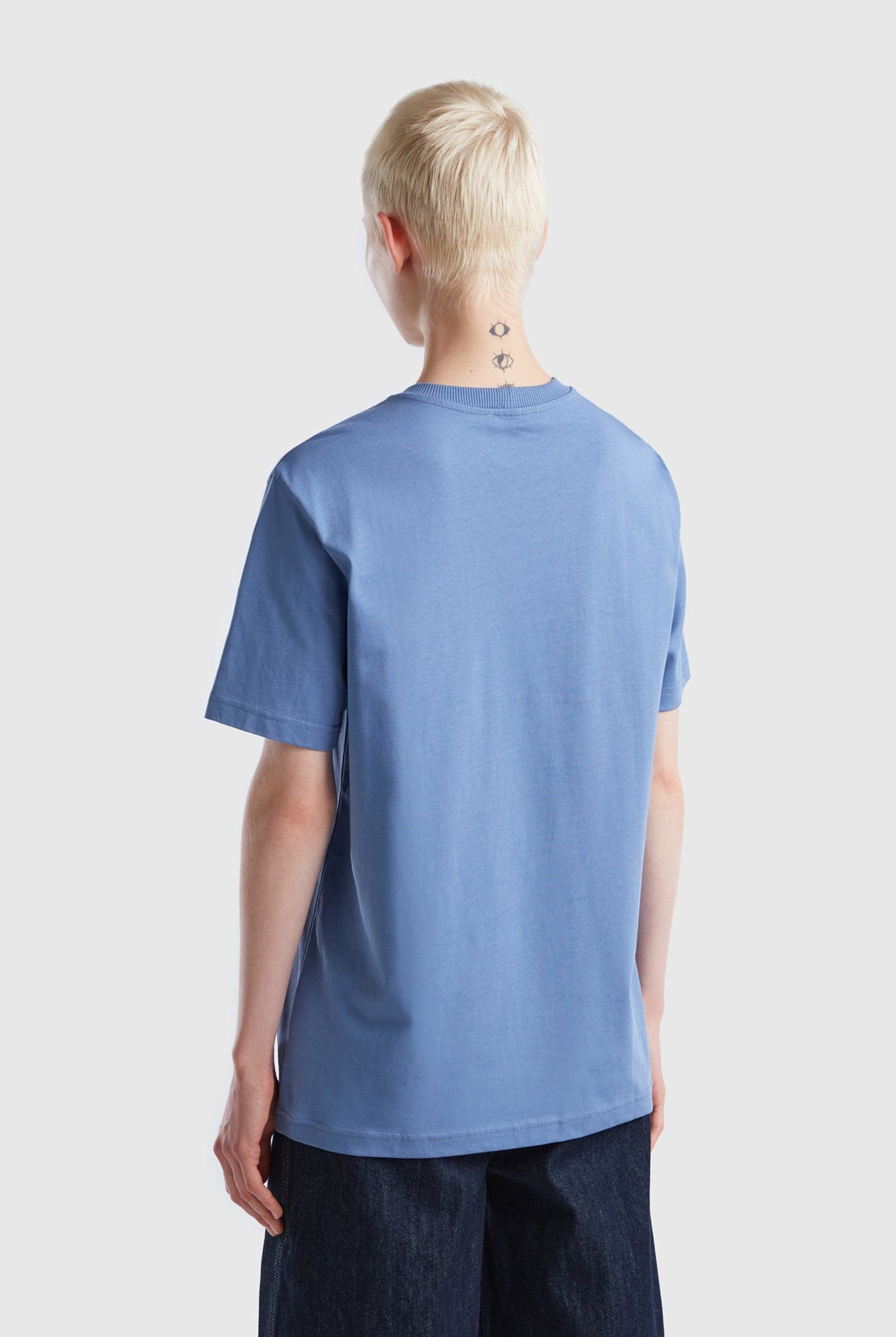 يونايتد كولورز اوف بينيتون تيشيرت أزرق سماوي مع بادج نص كم مناسب للجنسين