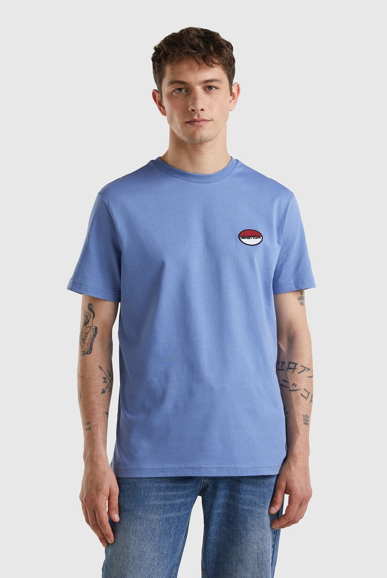 يونايتد كولورز اوف بينيتون تيشيرت أزرق سماوي مع بادج نص كم مناسب للجنسين