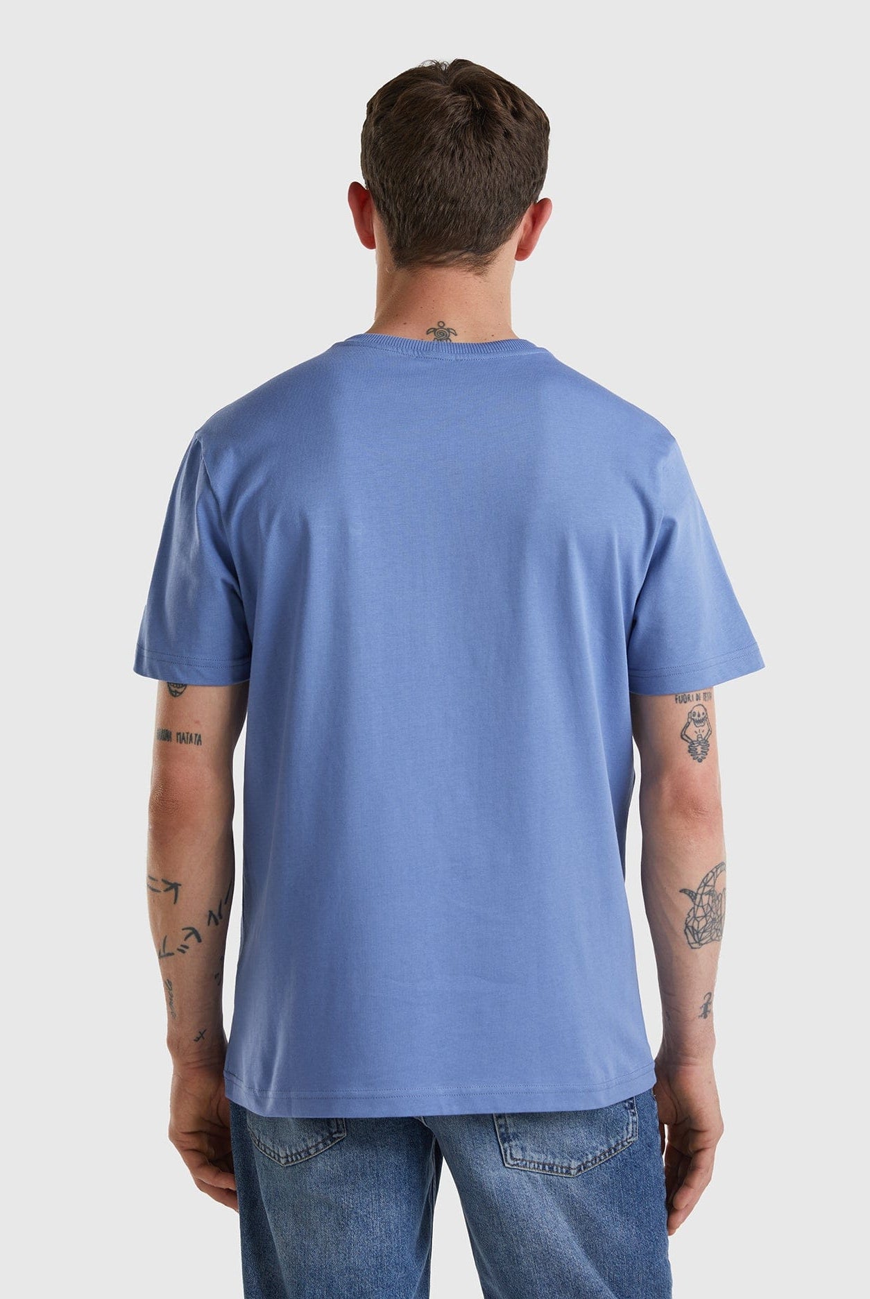 يونايتد كولورز اوف بينيتون تيشيرت أزرق سماوي مع بادج نص كم مناسب للجنسين